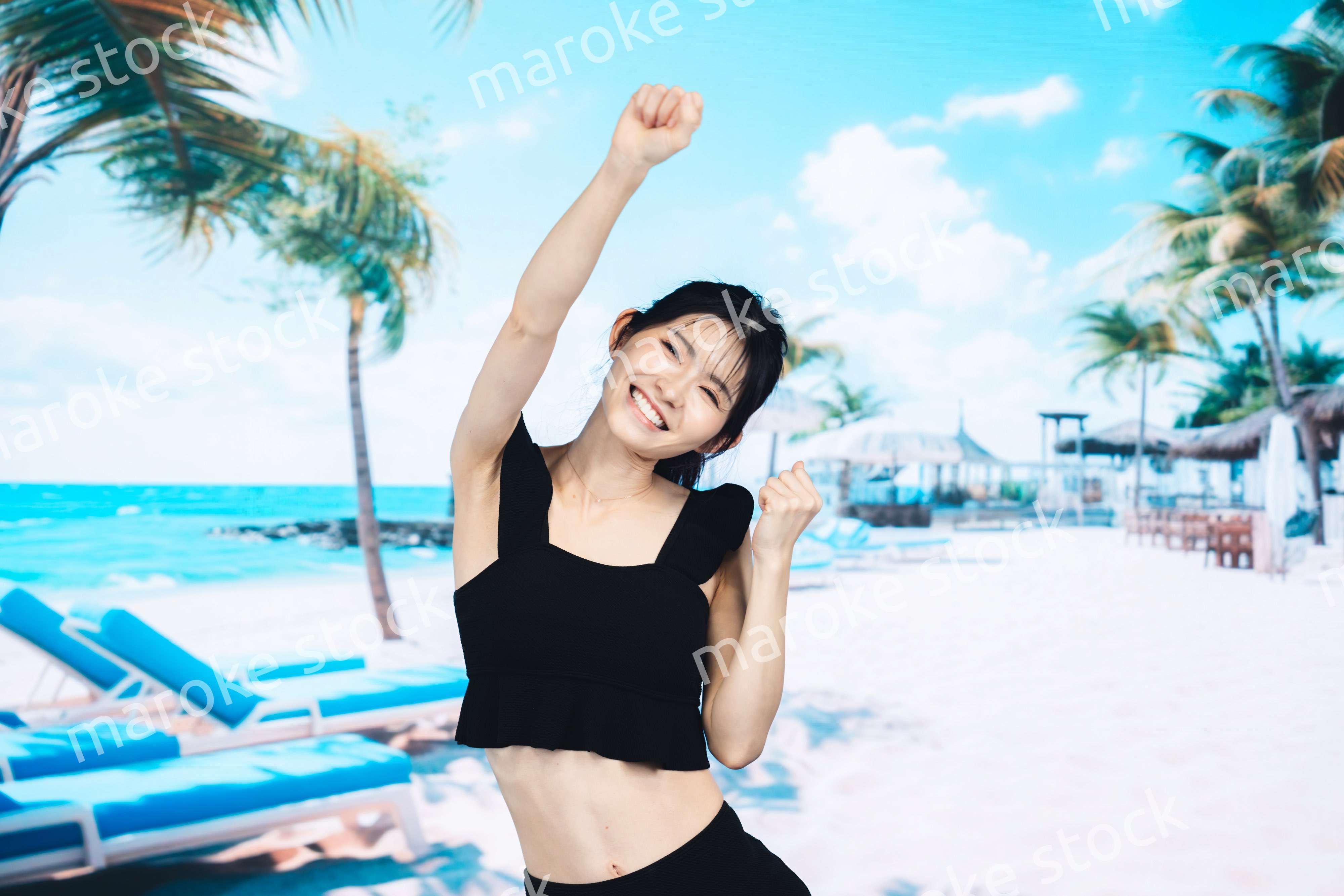 ビーチでハイテンションの若い女性