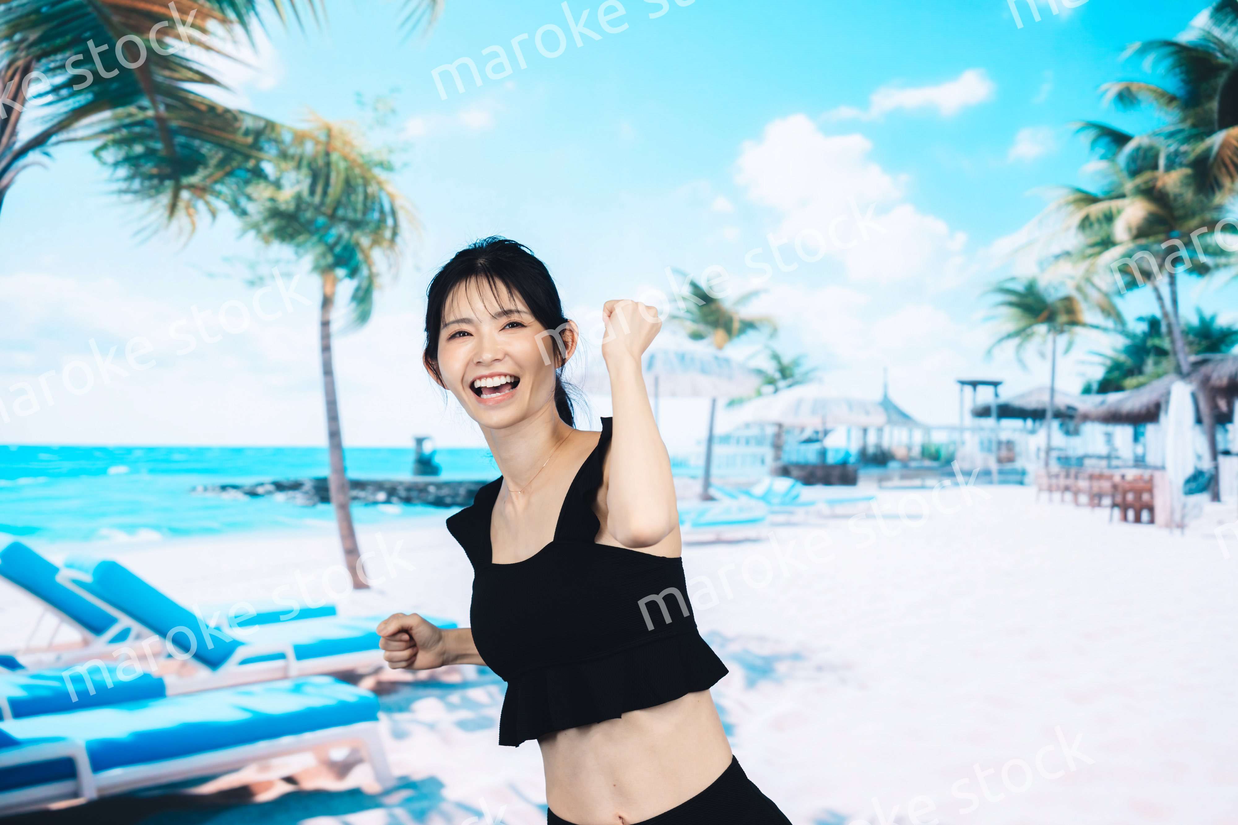 ビーチでハイテンションの若い女性