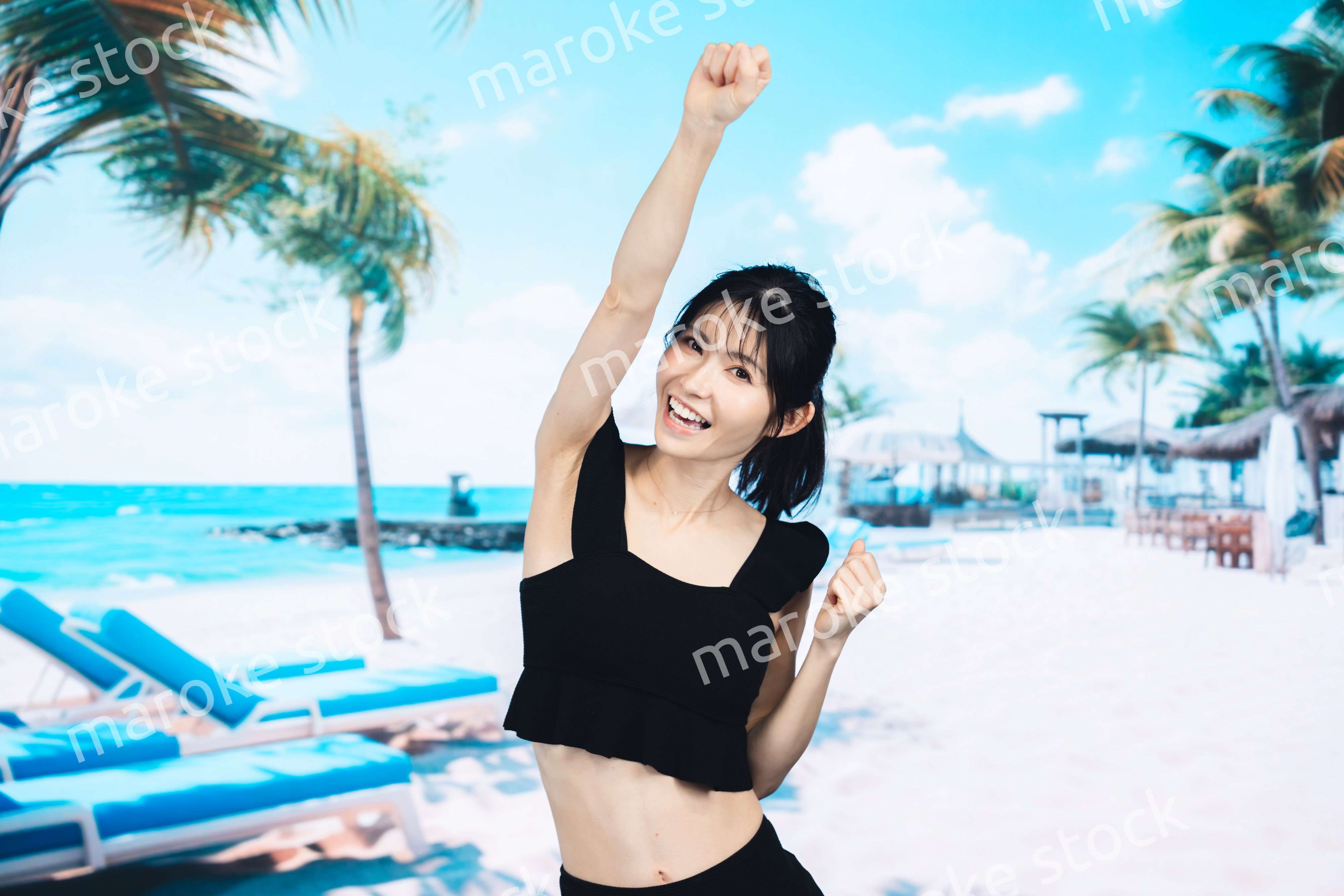 ビーチでハイテンションの若い女性