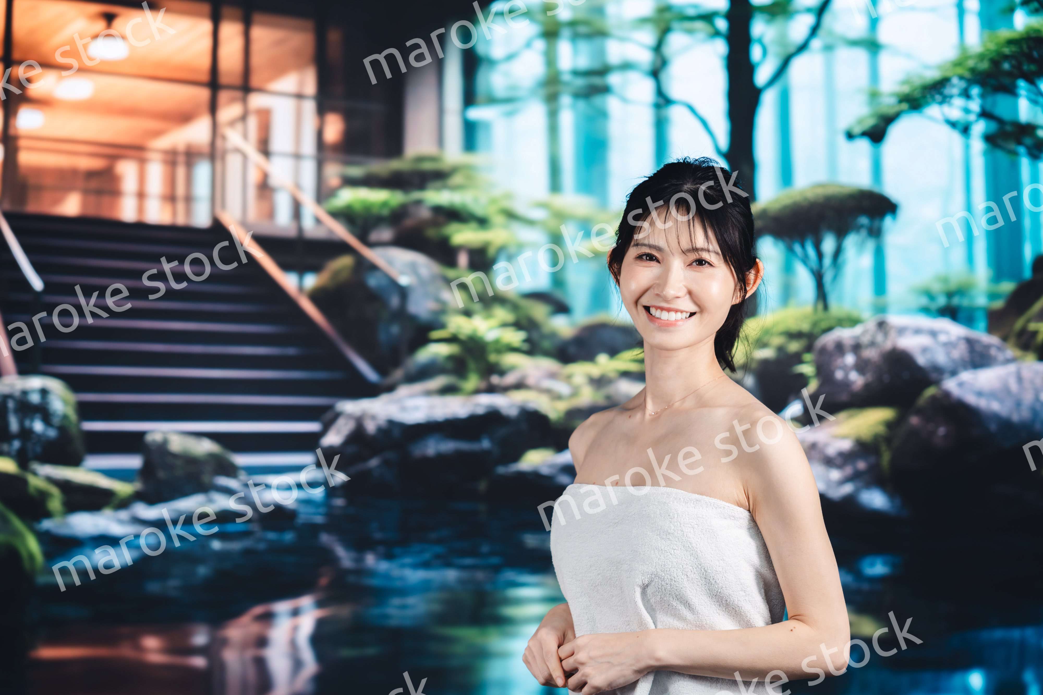 温泉でリラックスする若い女性