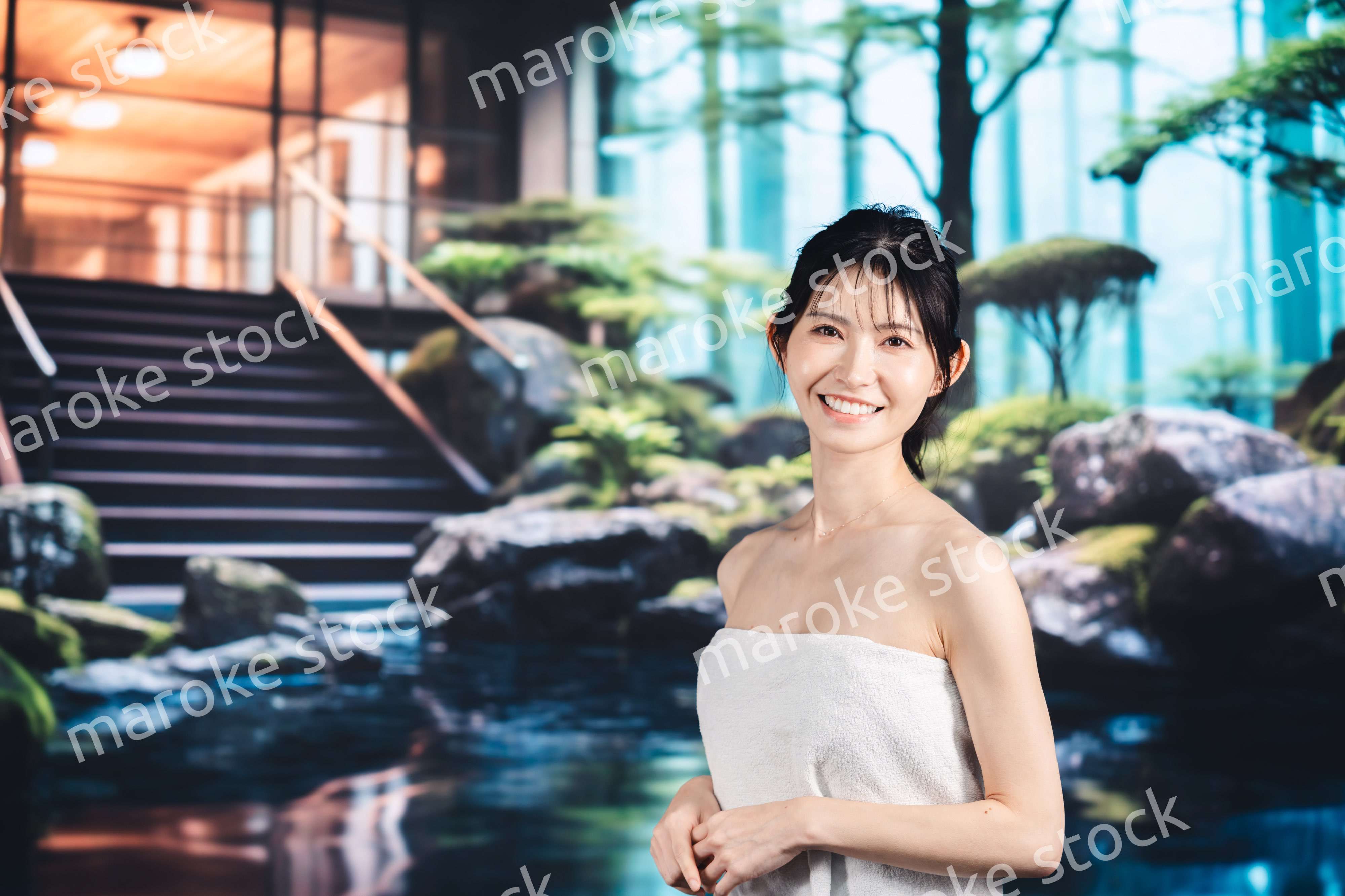 温泉でリラックスをする女性