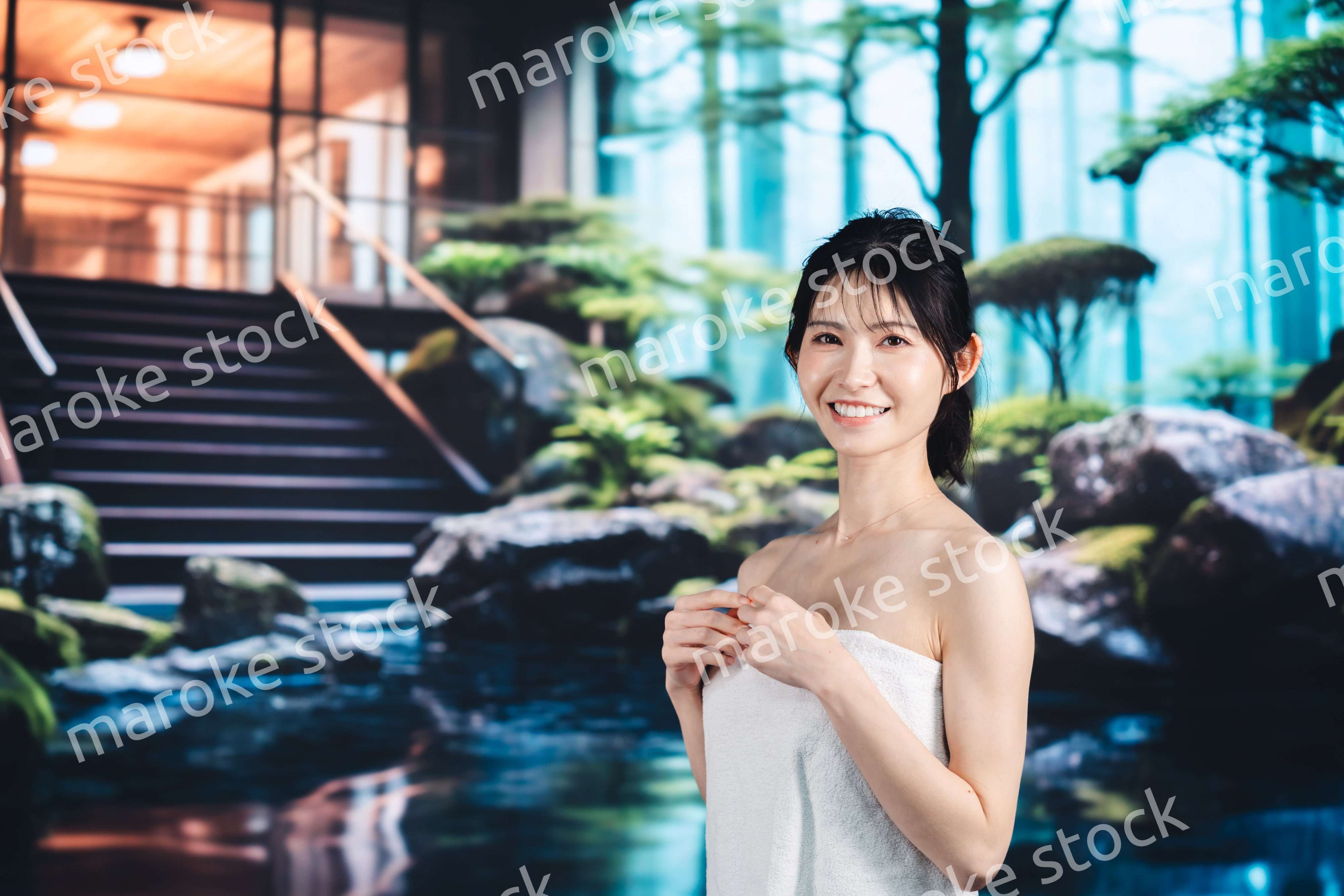 温泉でリラックスする若い女性