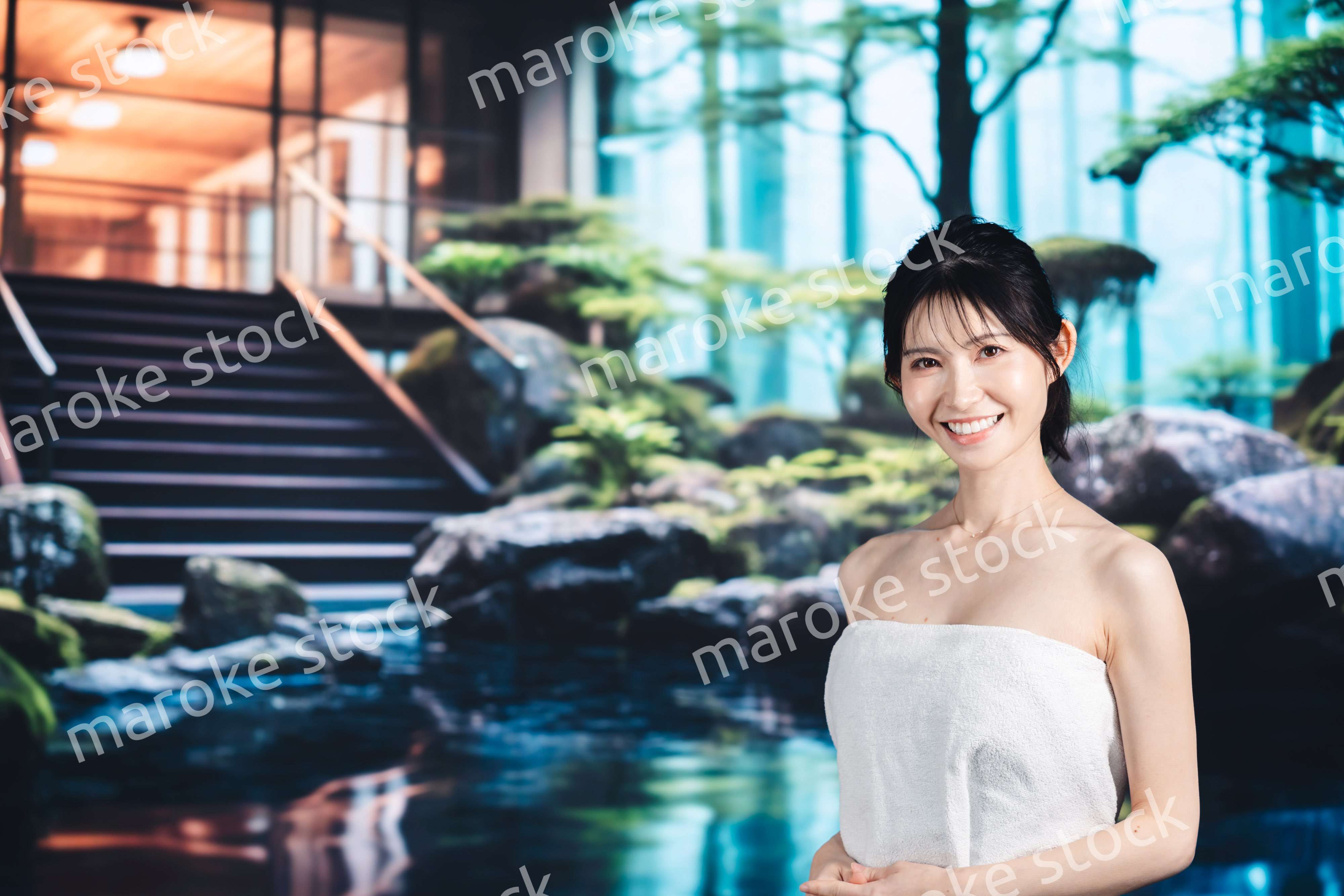 温泉でリラックスをする女性