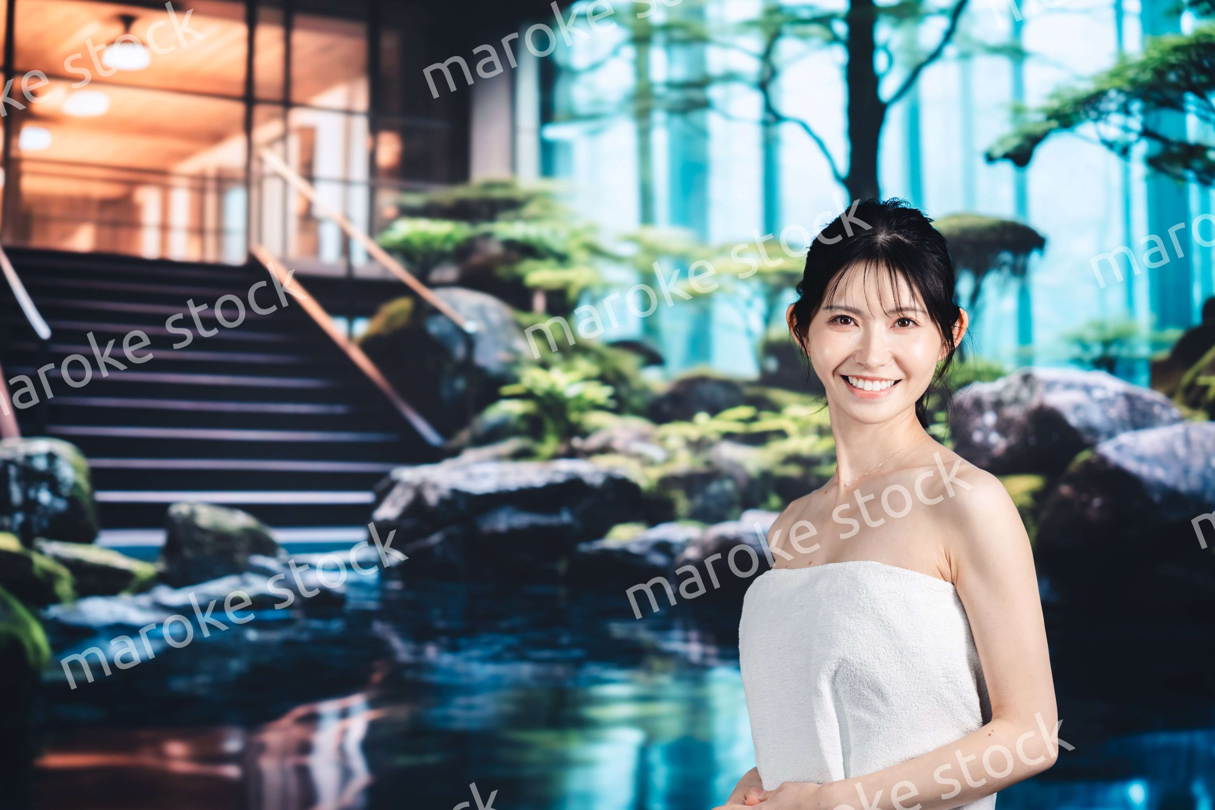 温泉でリラックスする若い女性