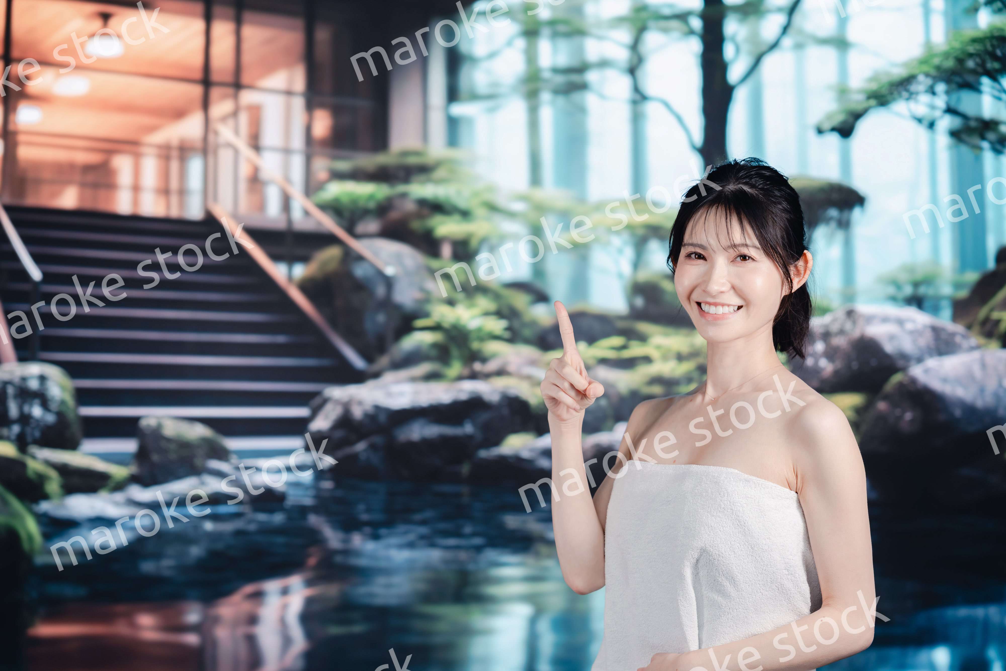 温泉を楽しむ若い女性