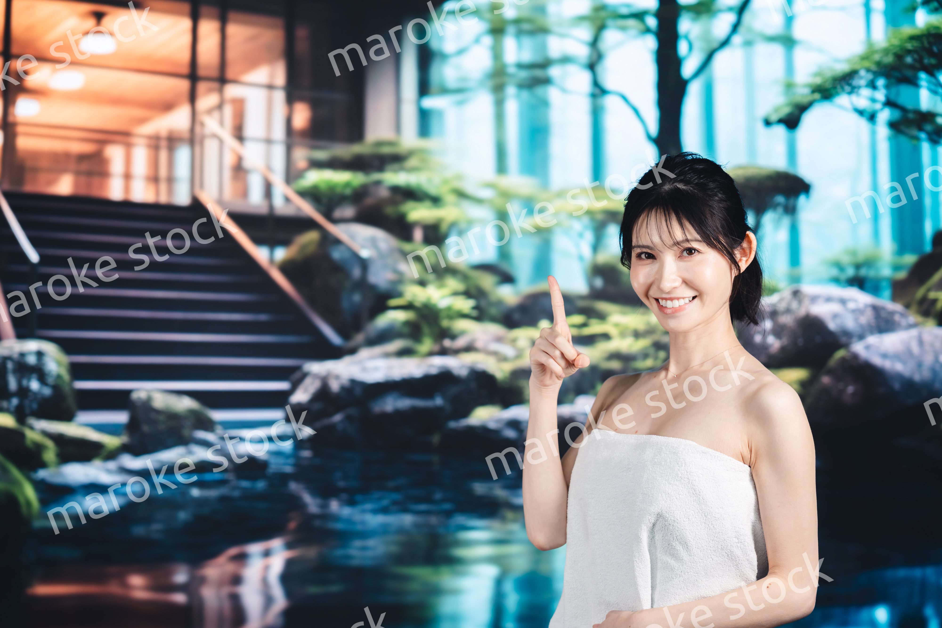 温泉でリラックスをする女性