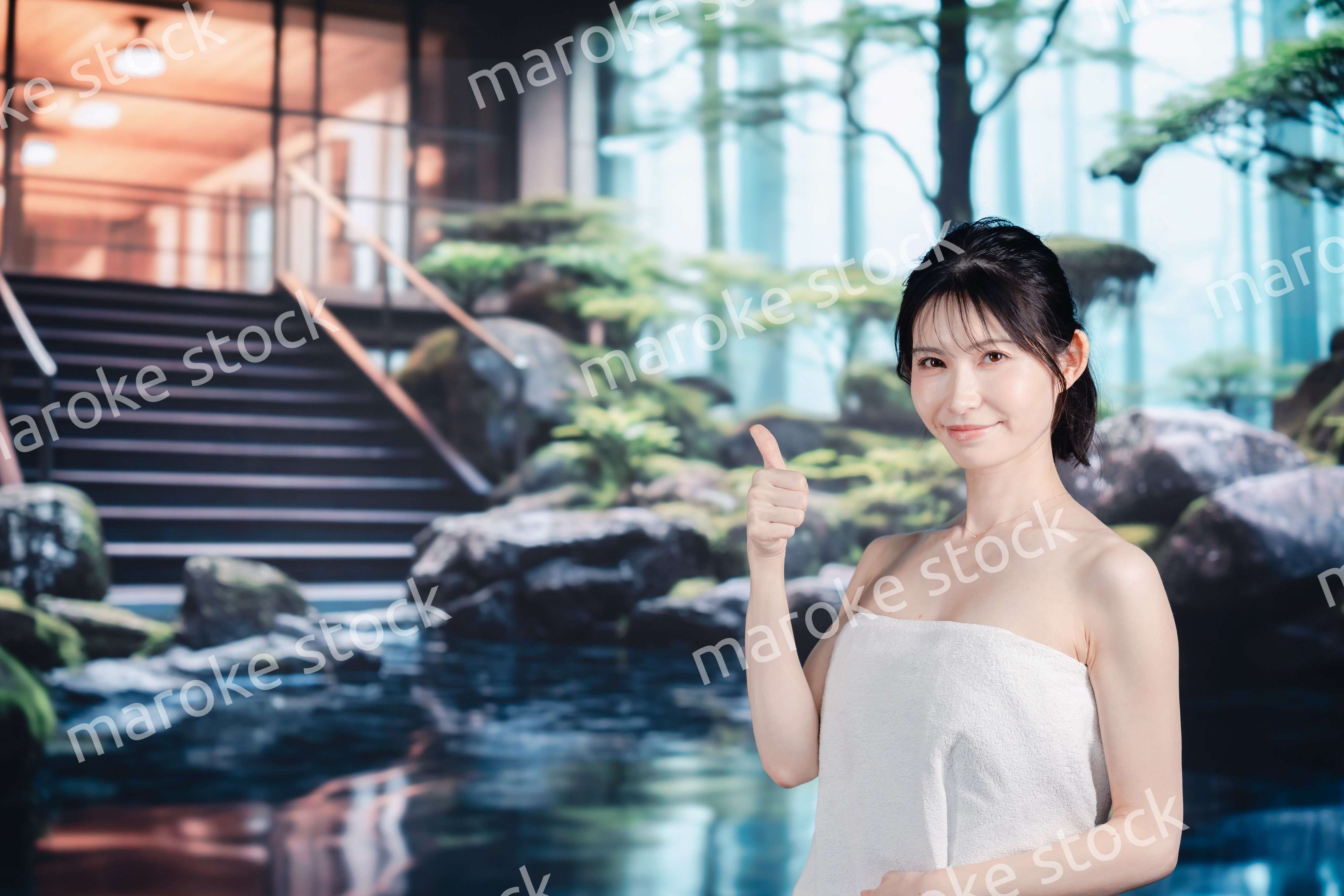 温泉を楽しむ若い女性