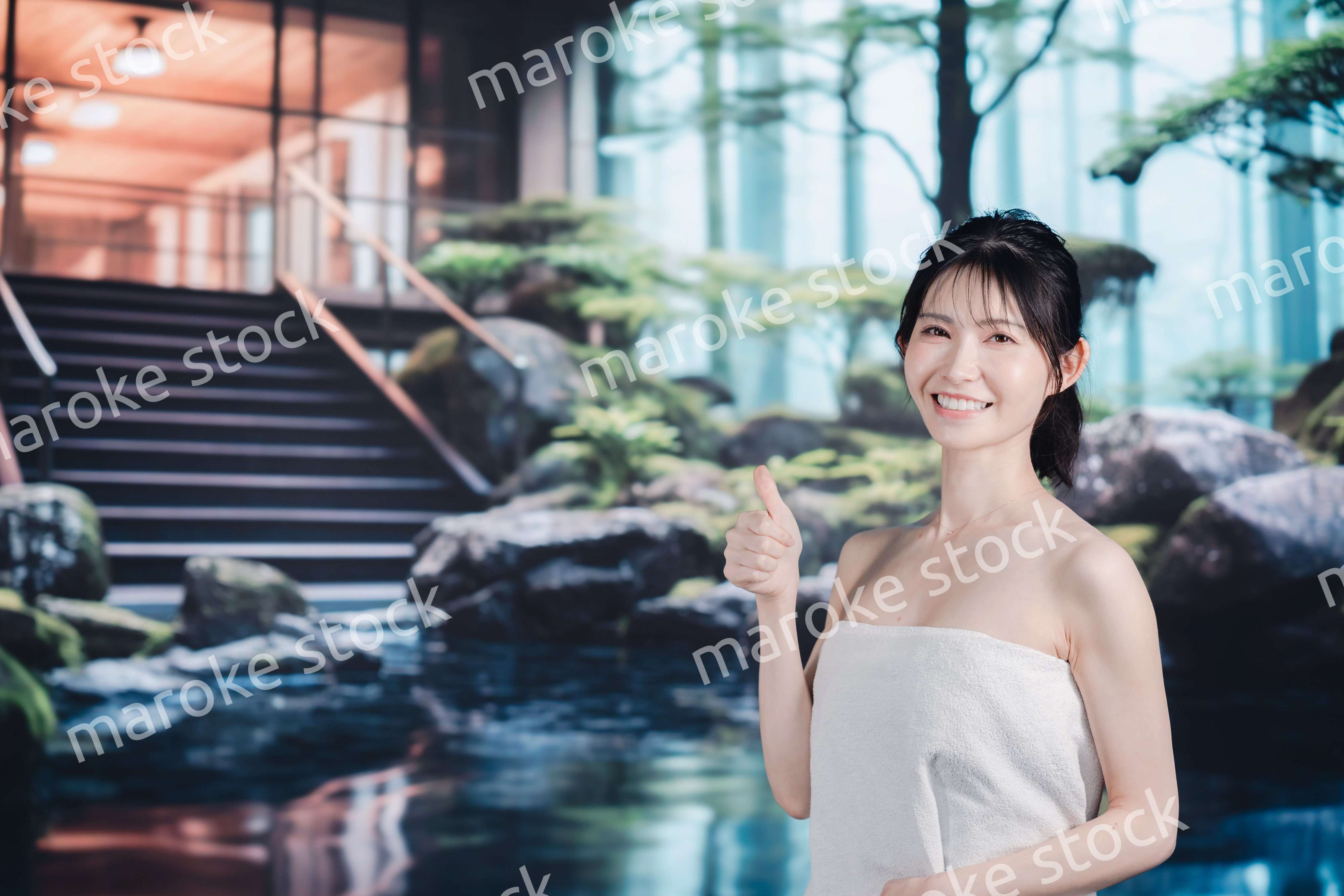 温泉を楽しむ若い女性