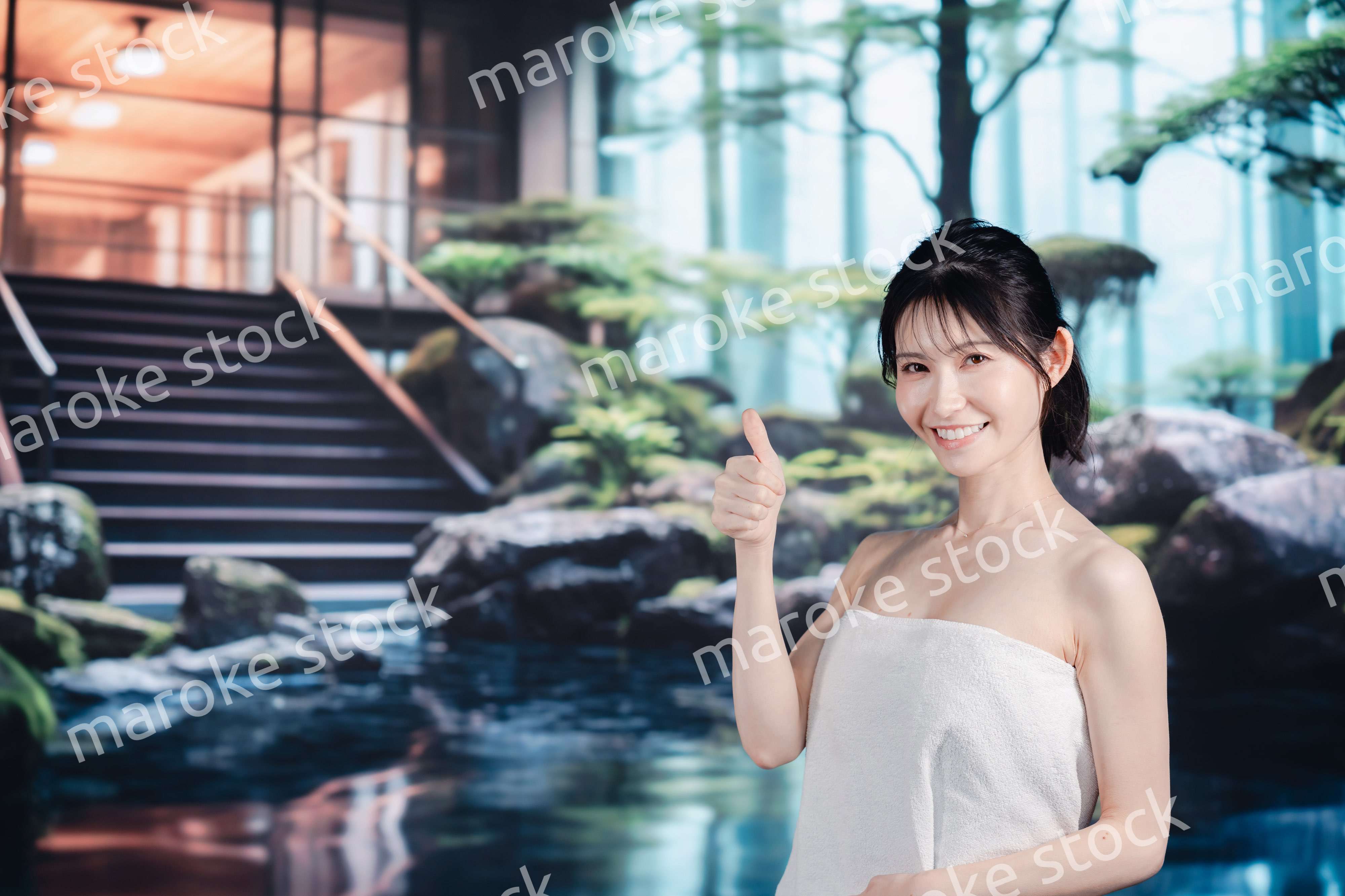 温泉を楽しむ若い女性