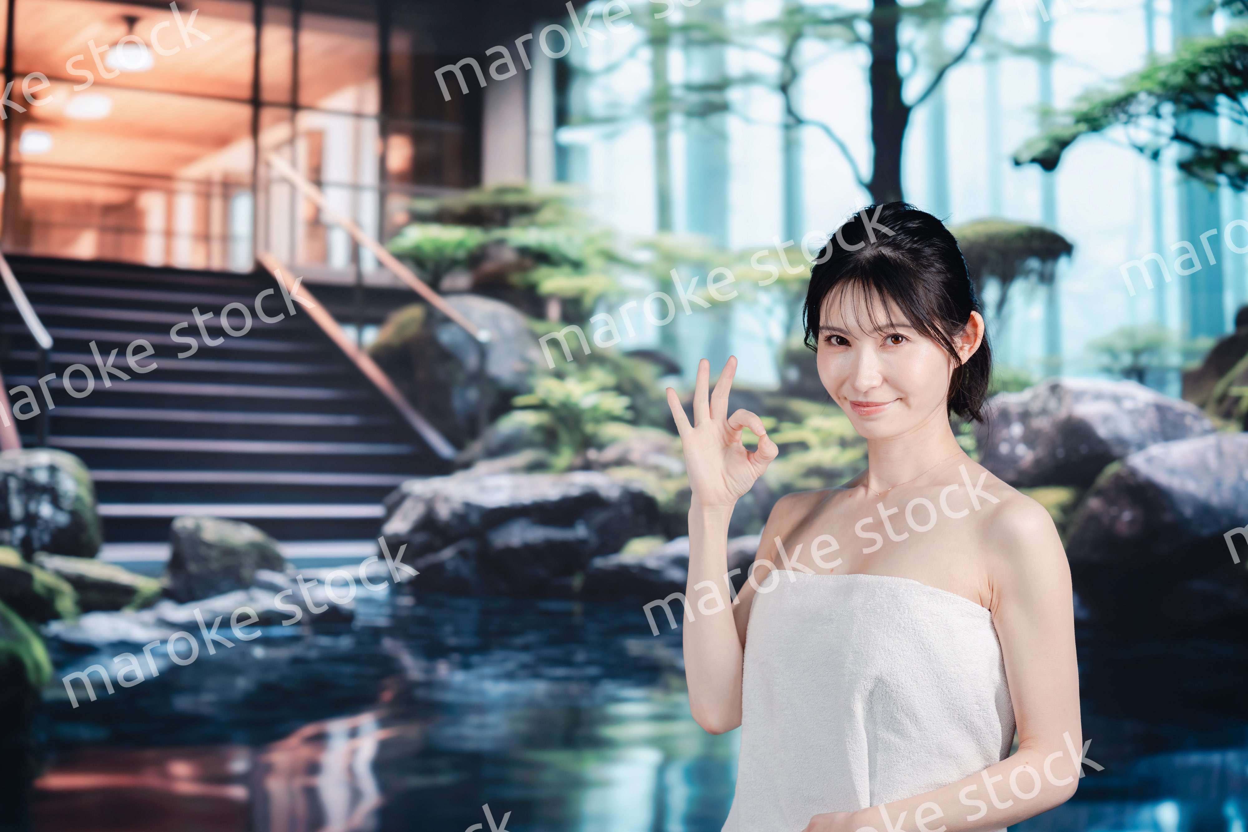 温泉を楽しむ若い女性