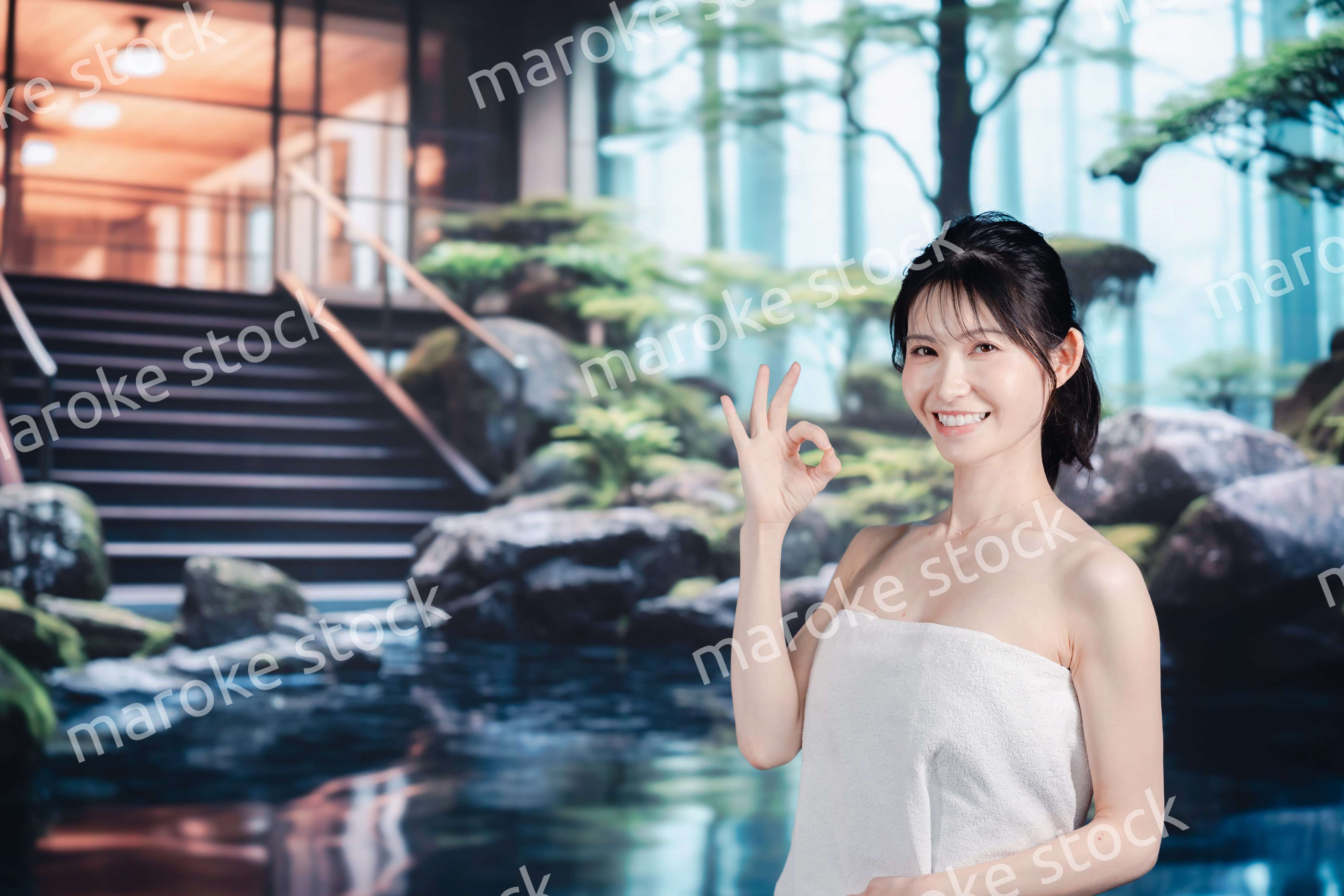 温泉を楽しむ若い女性