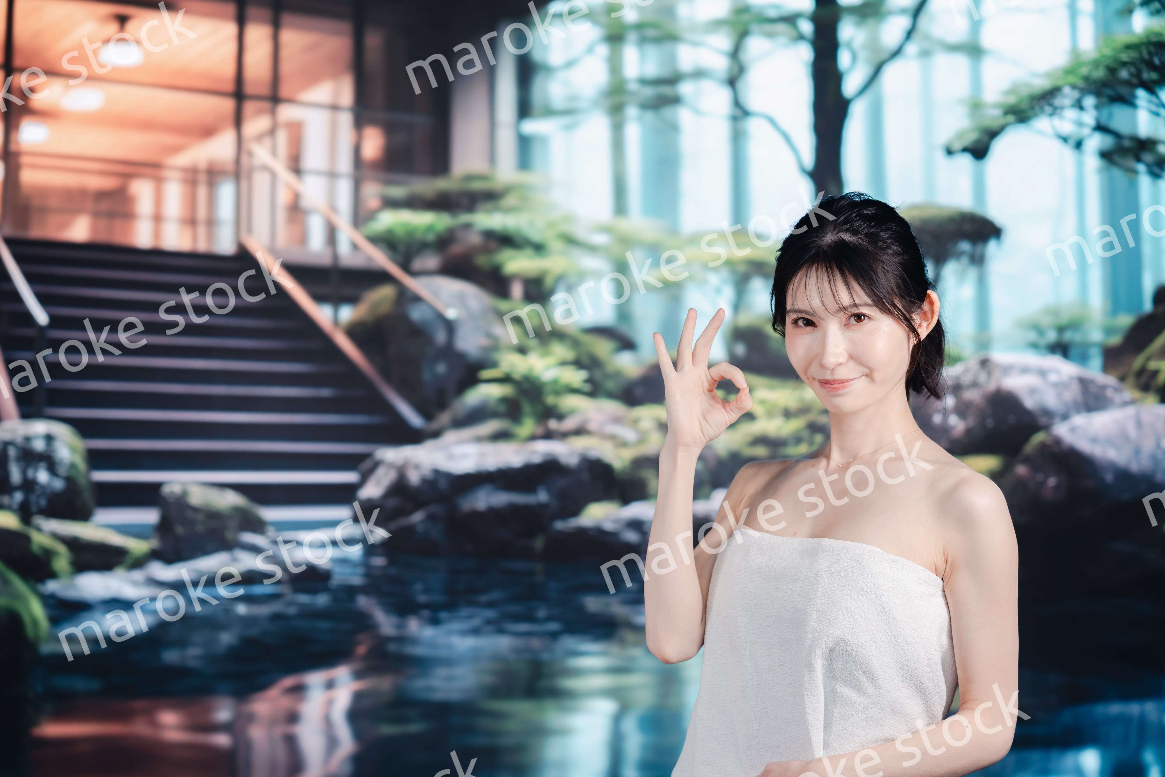 温泉を楽しむ若い女性