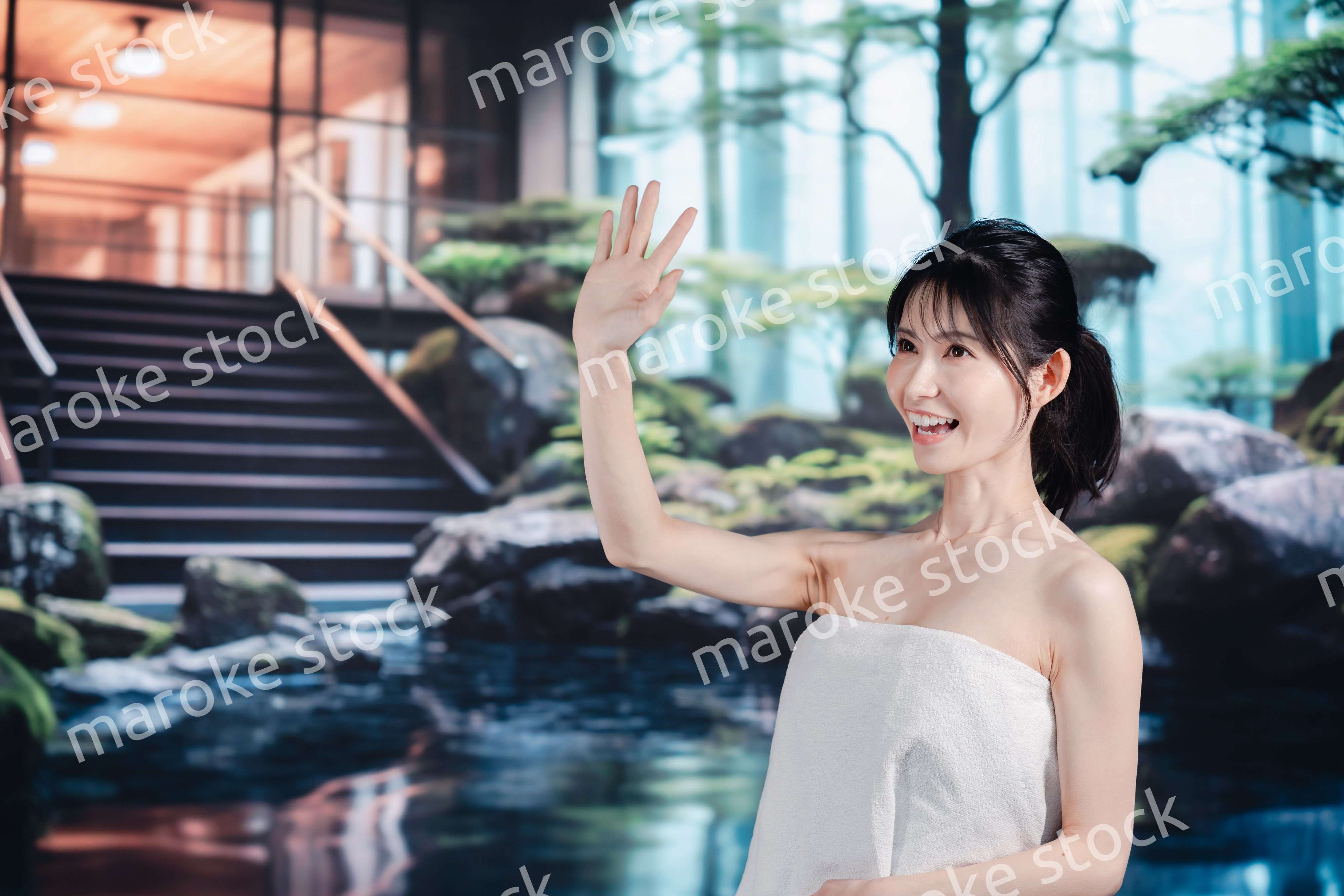 温泉を楽しむ若い女性