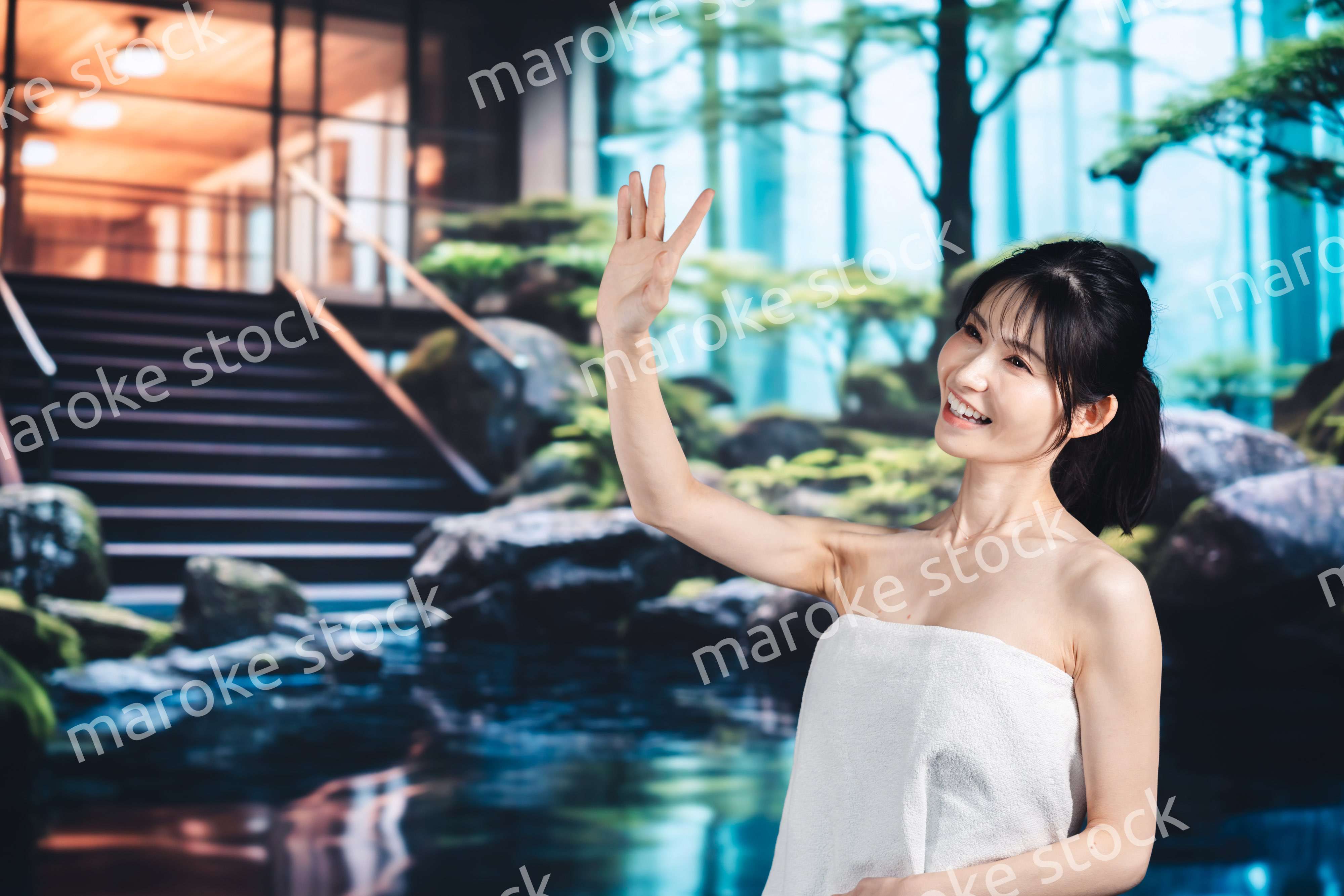 温泉でリラックスをする女性