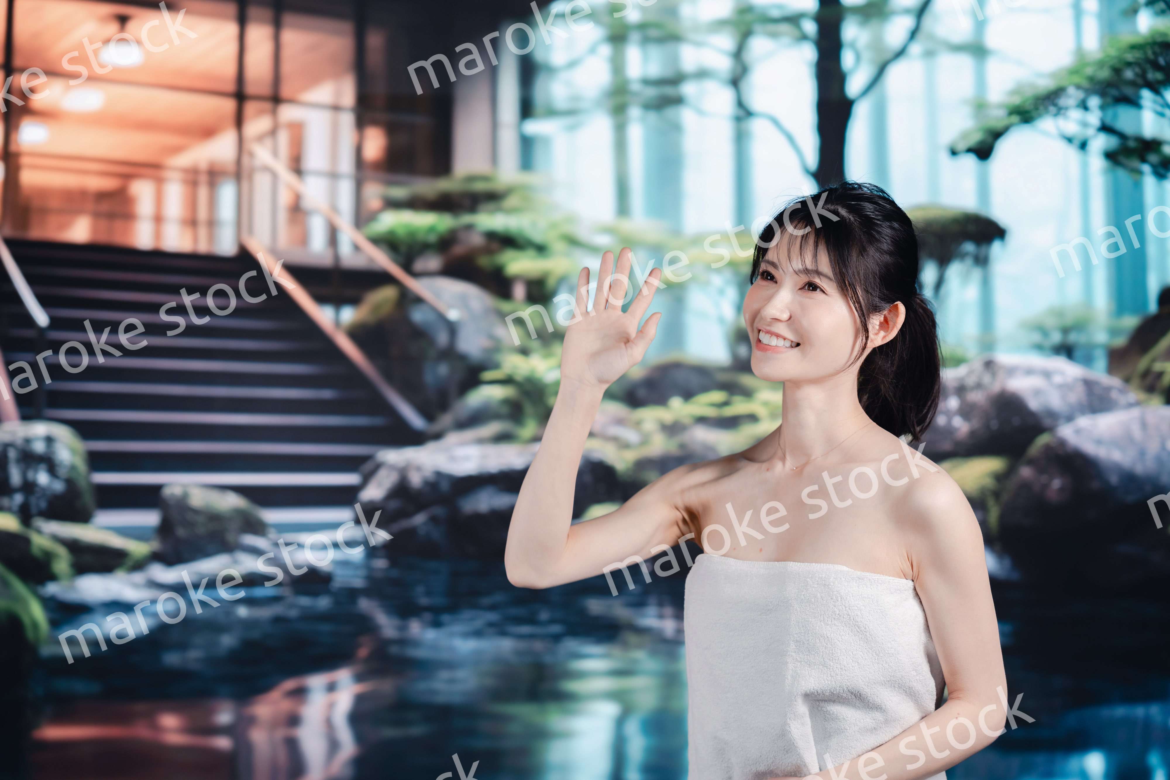 温泉を楽しむ若い女性