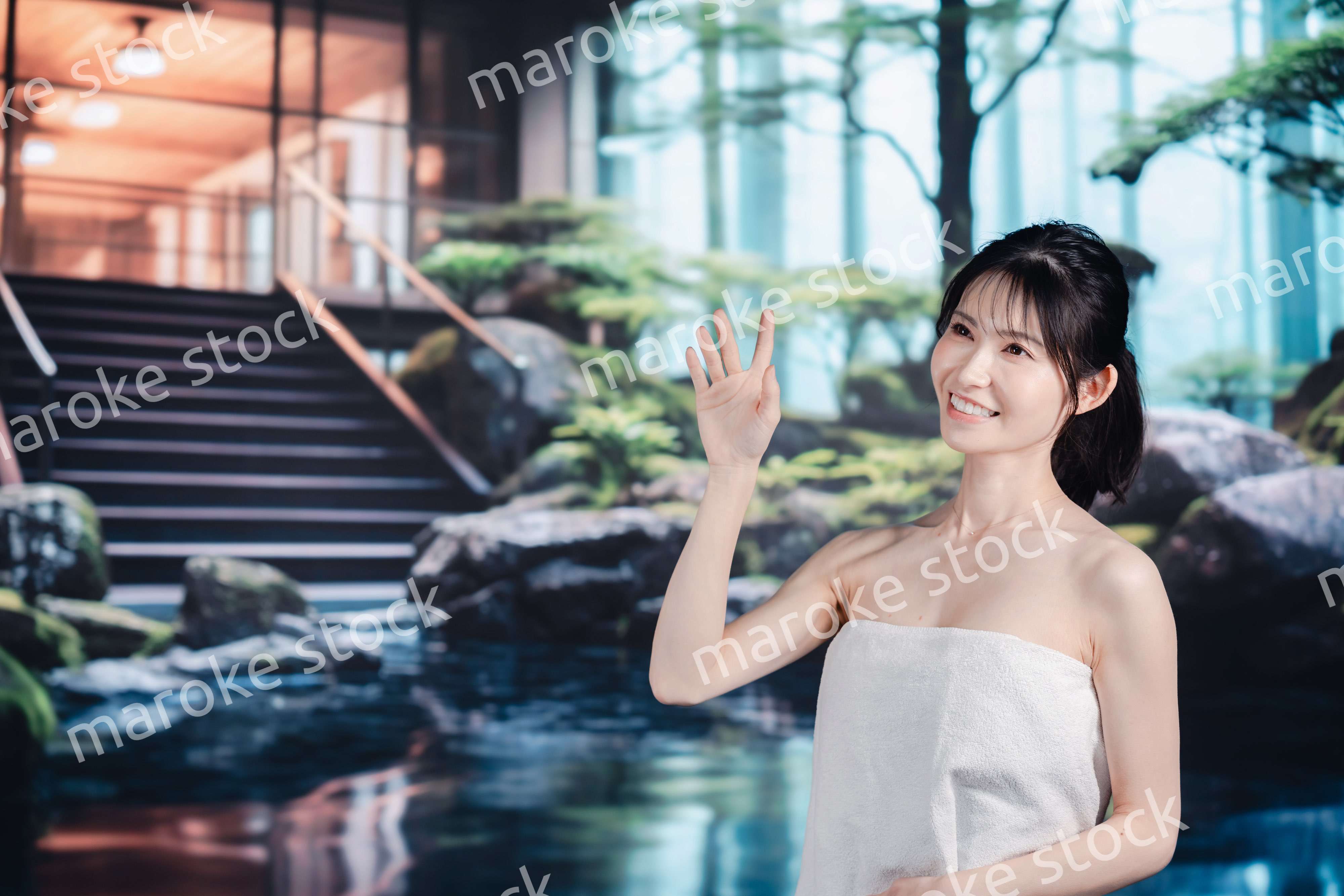 温泉を楽しむ若い女性