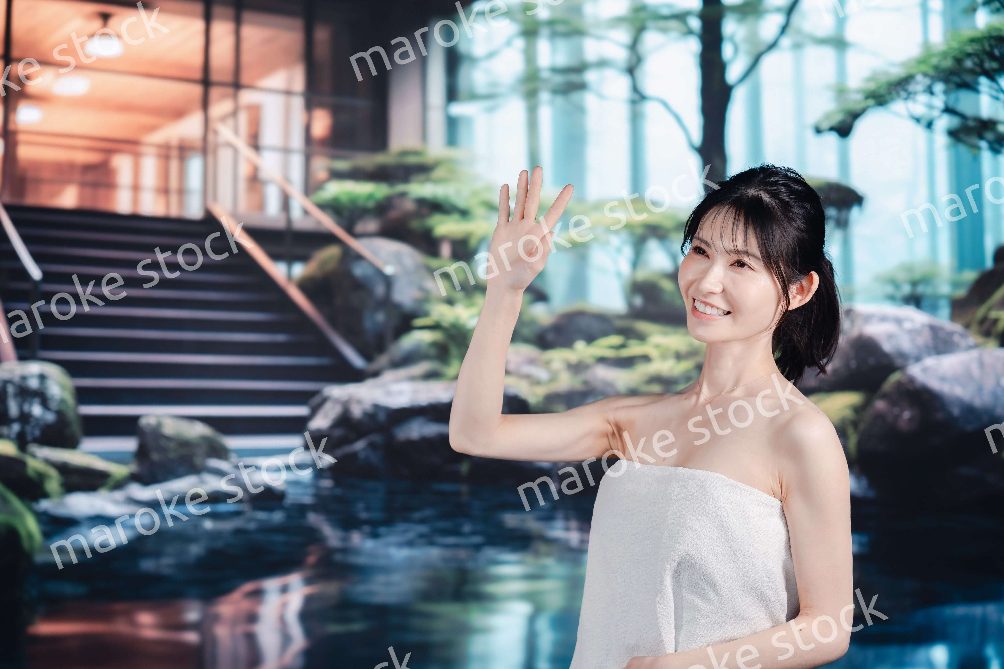 温泉を楽しむ若い女性