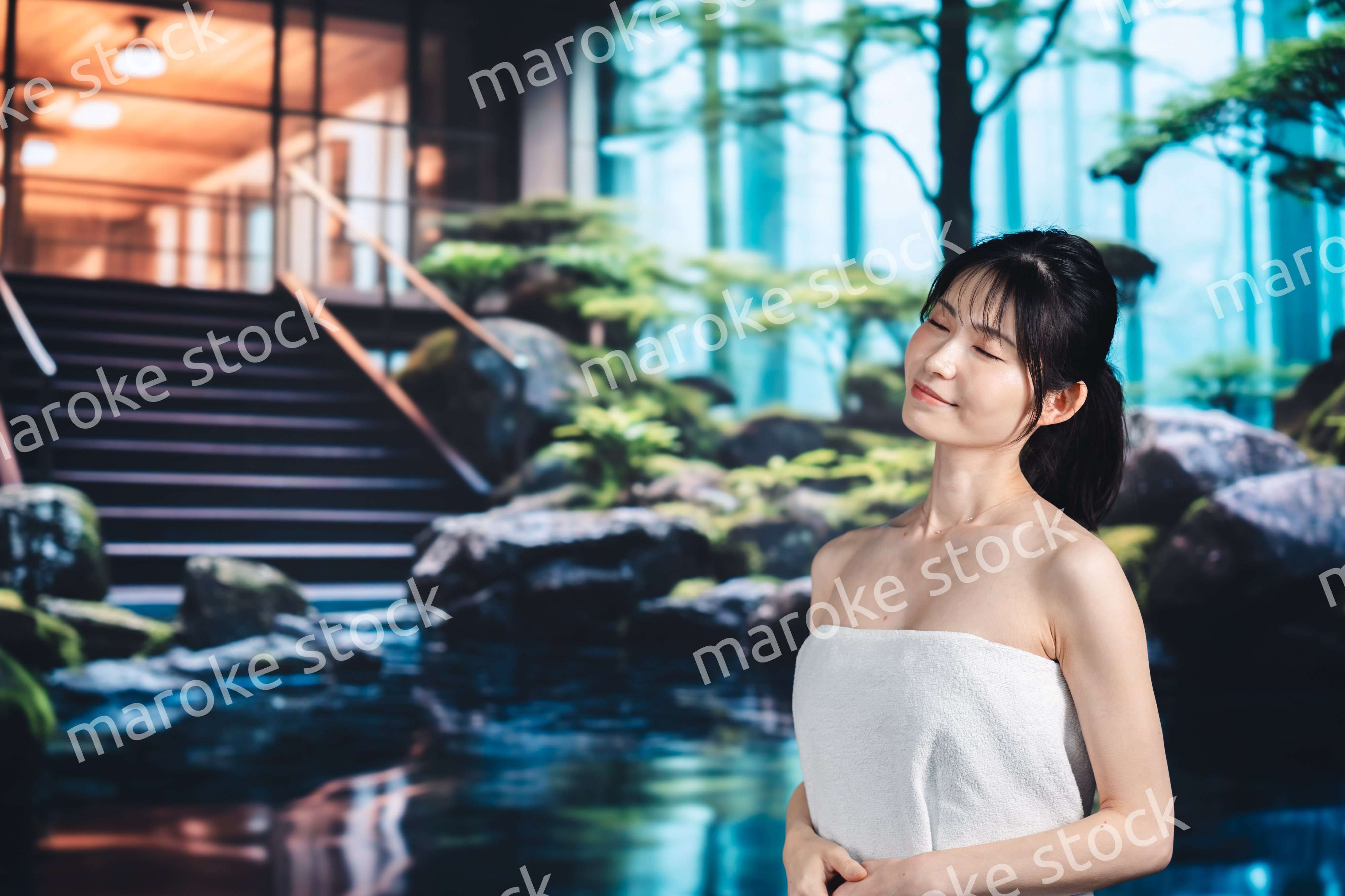 温泉でリラックスする若い女性