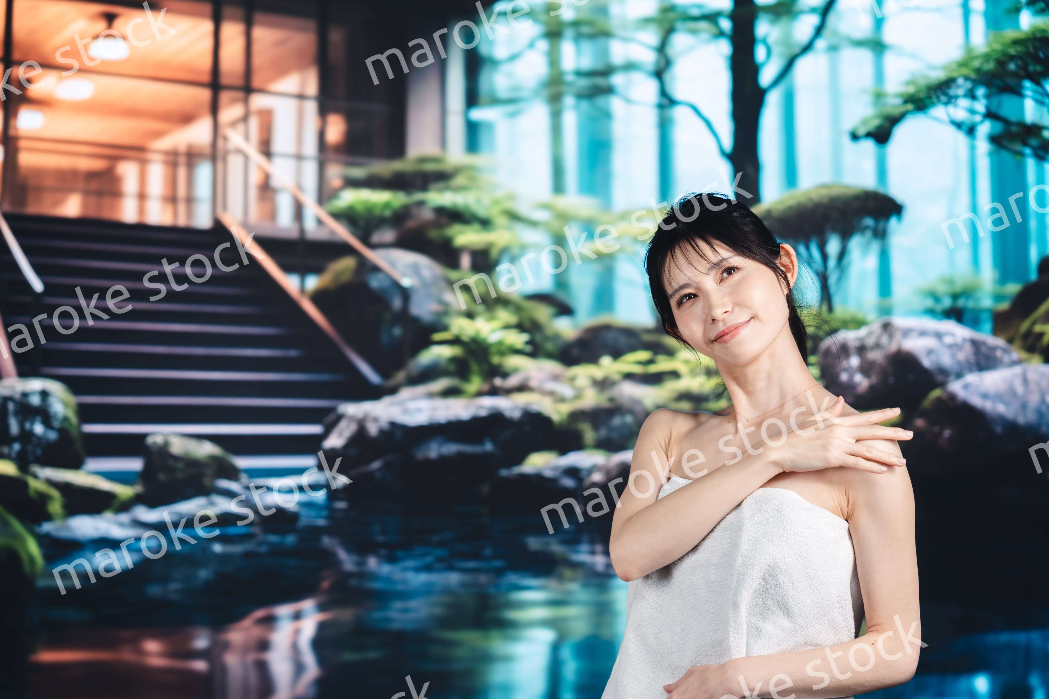 温泉でリラックスする若い女性