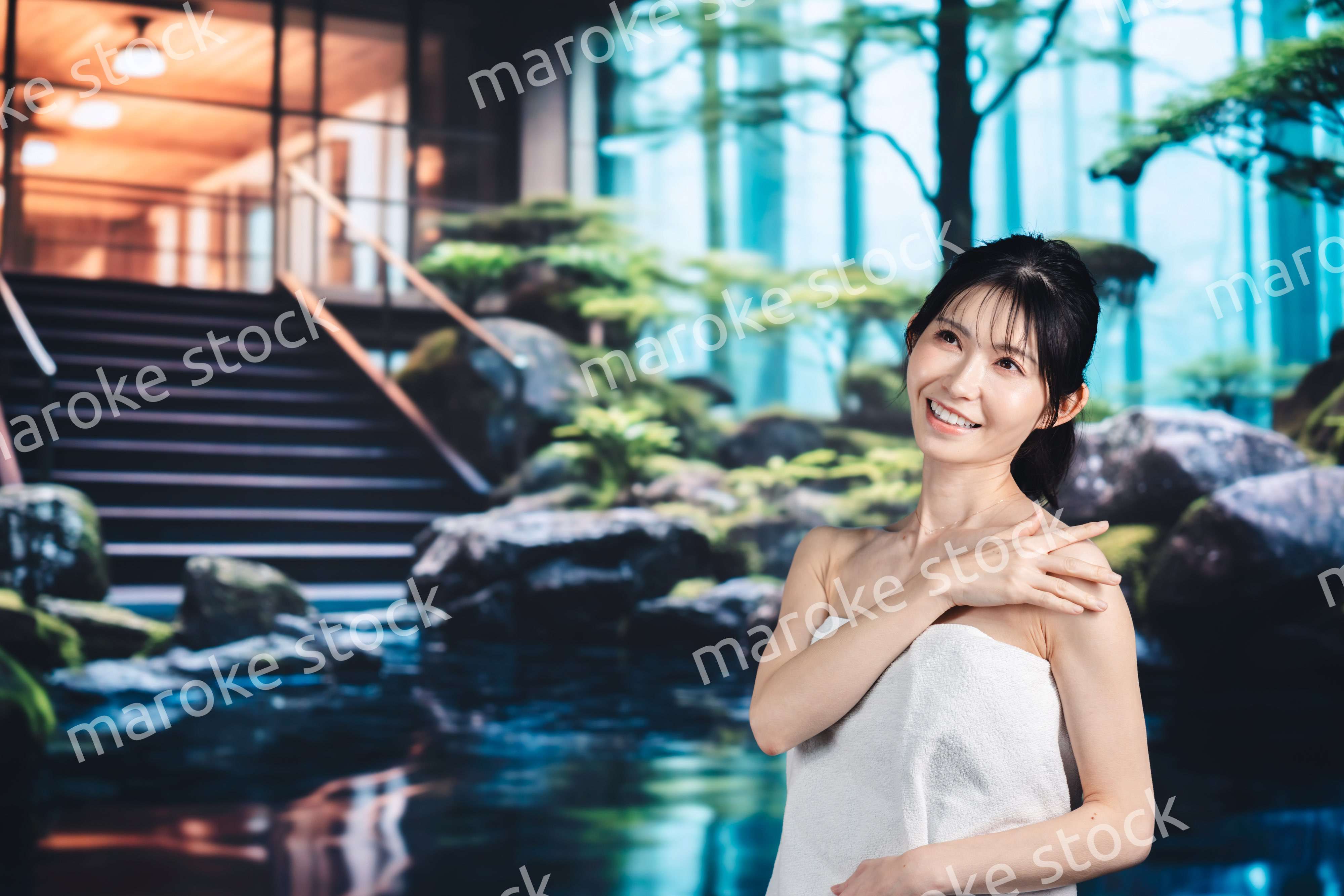 温泉でリラックスする若い女性