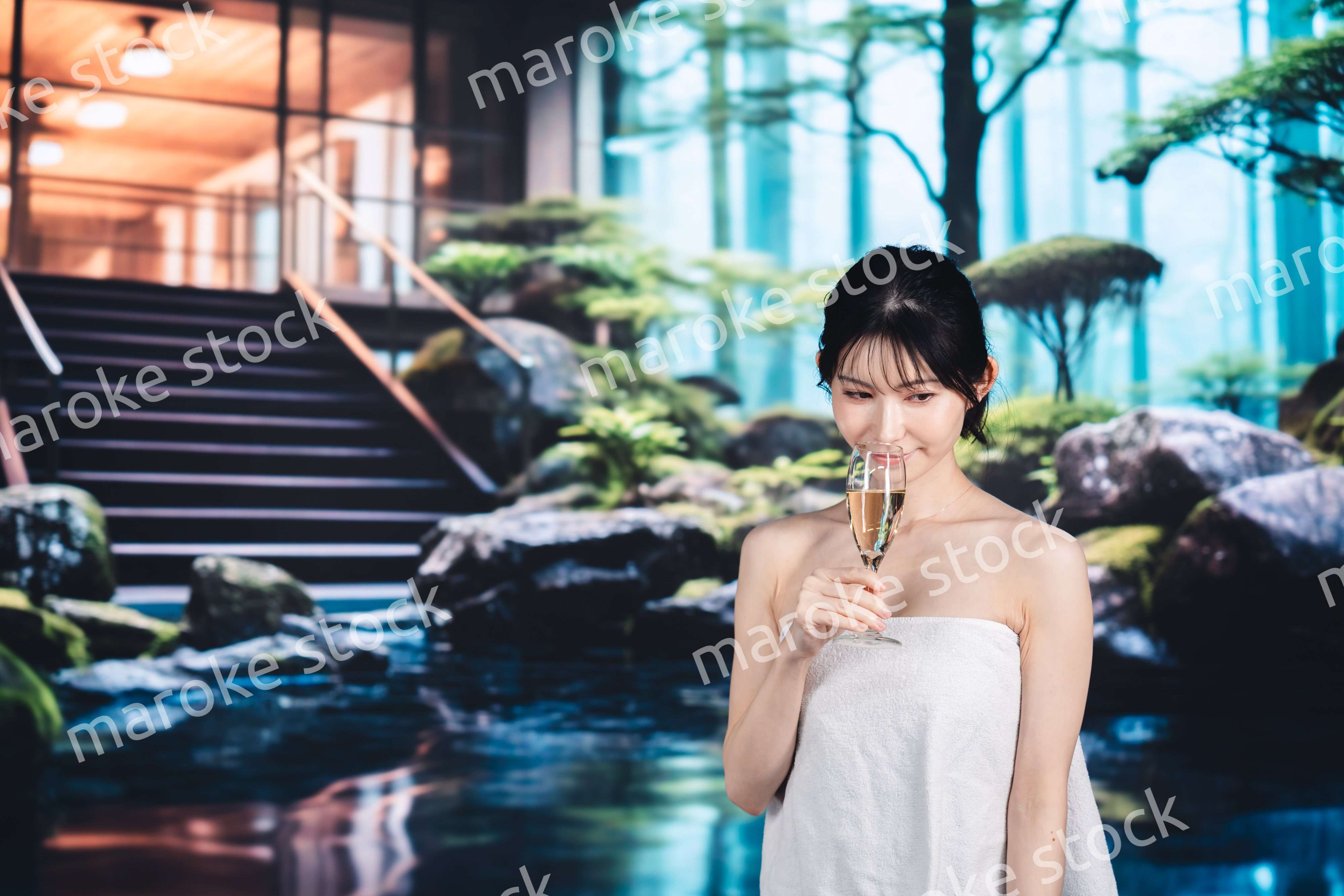 温泉でリラックスをする女性