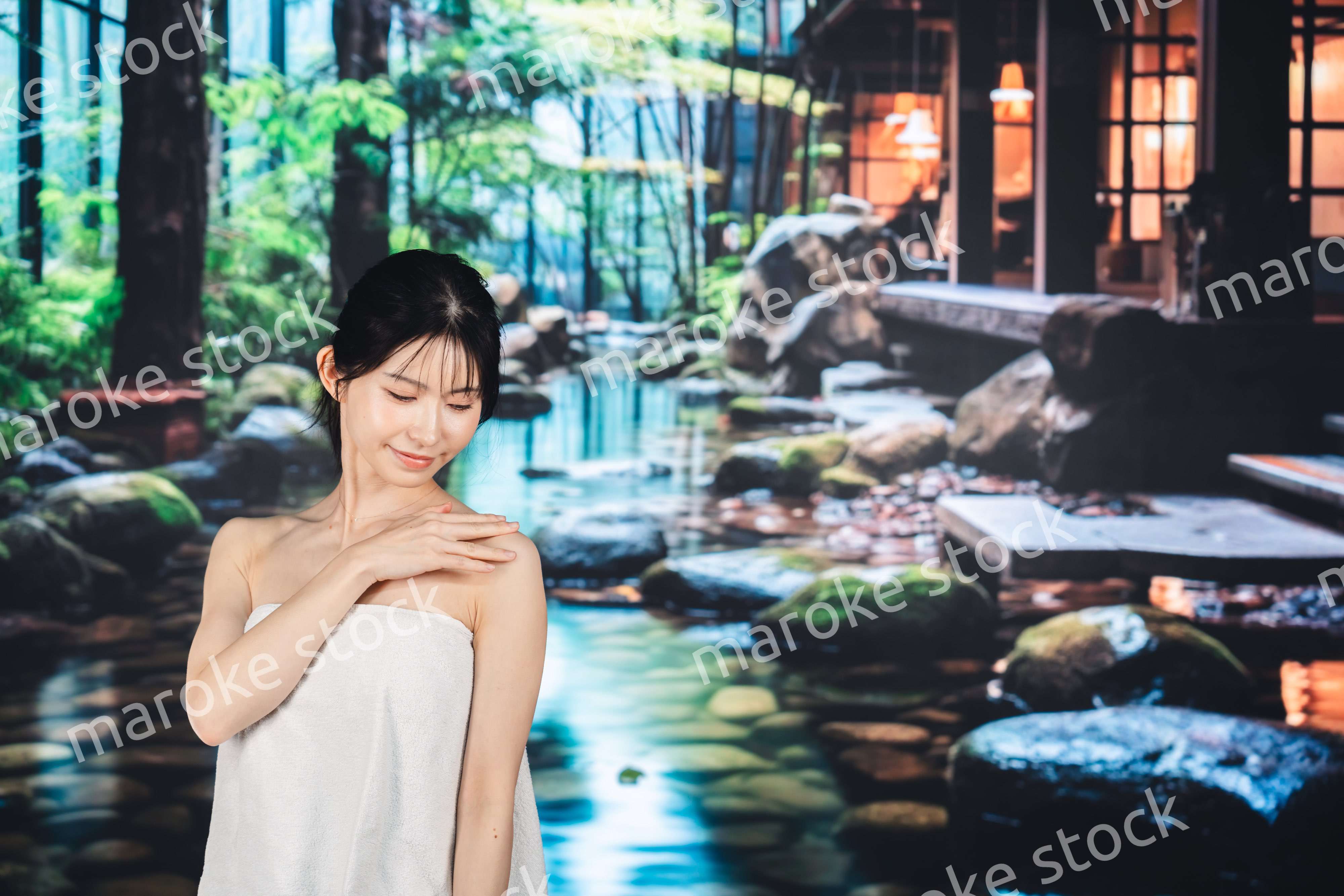 温泉でリラックスする若い女性