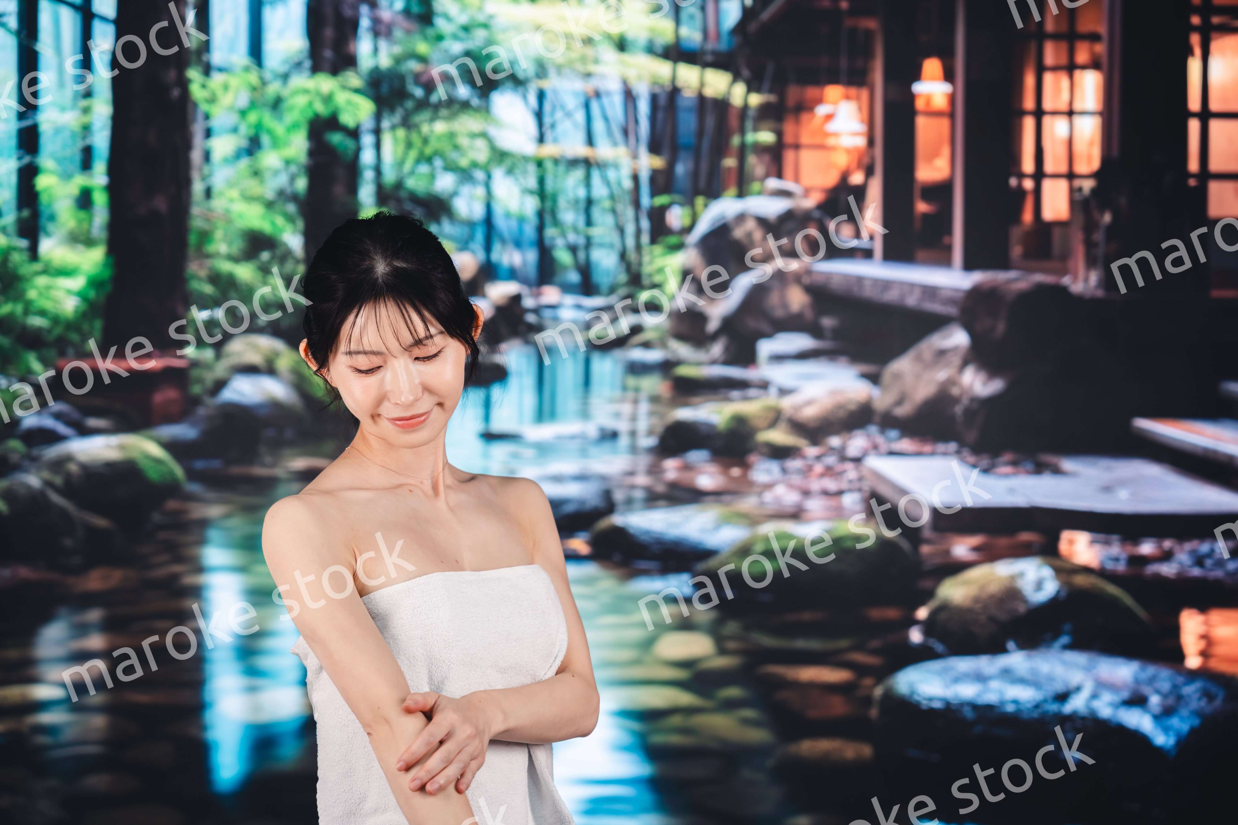 温泉でリラックスをする女性