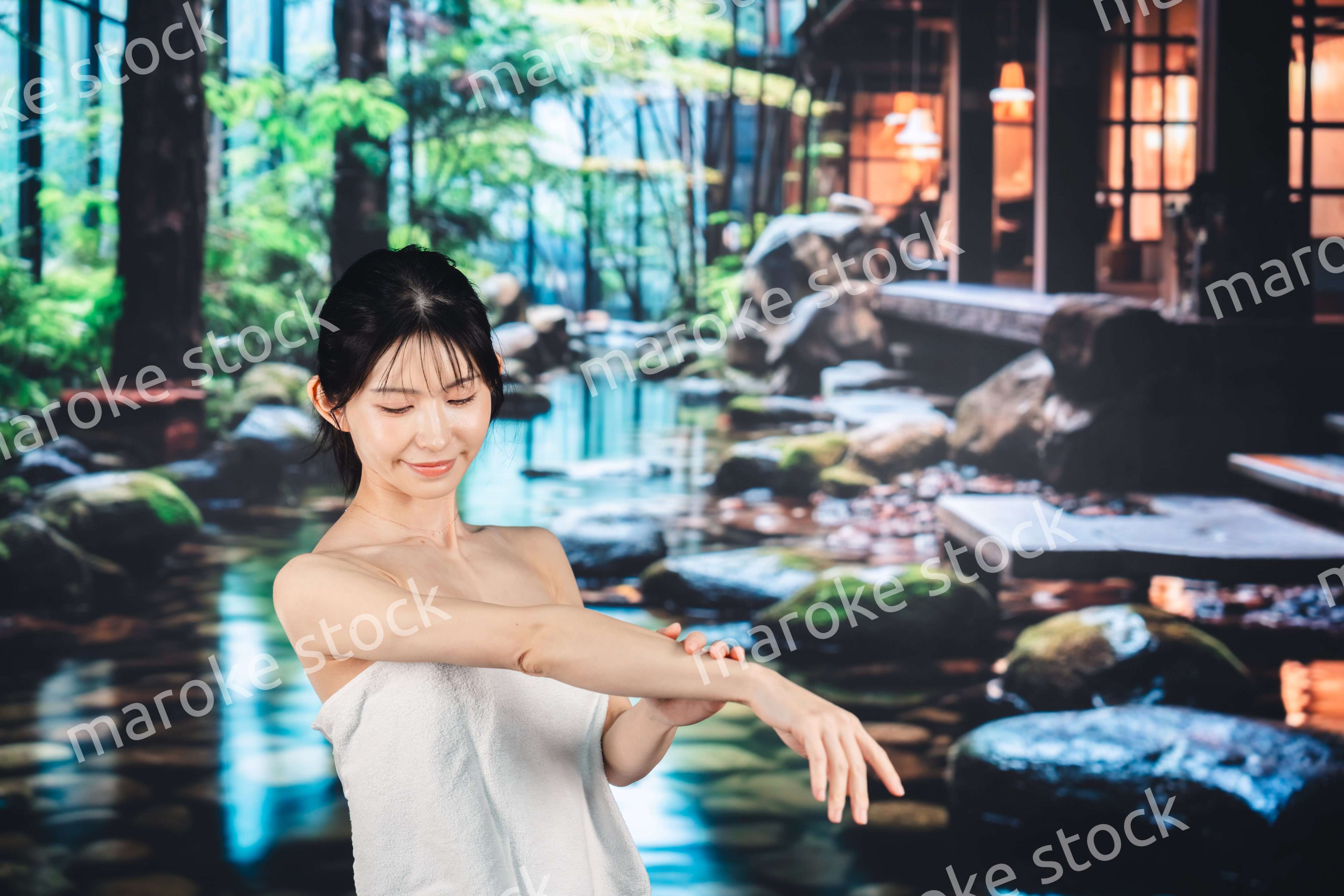 温泉でリラックスする若い女性