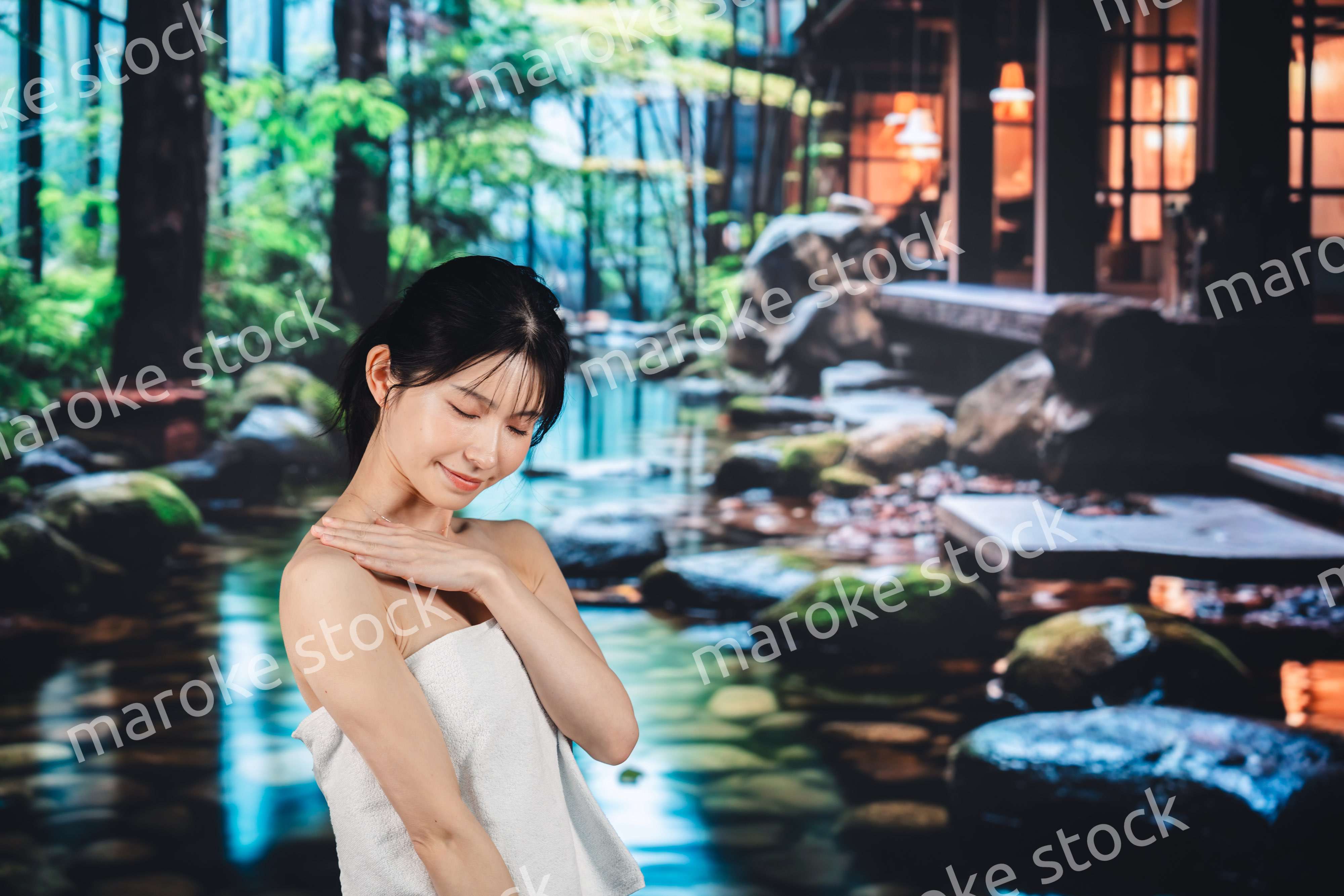 温泉でリラックスする若い女性