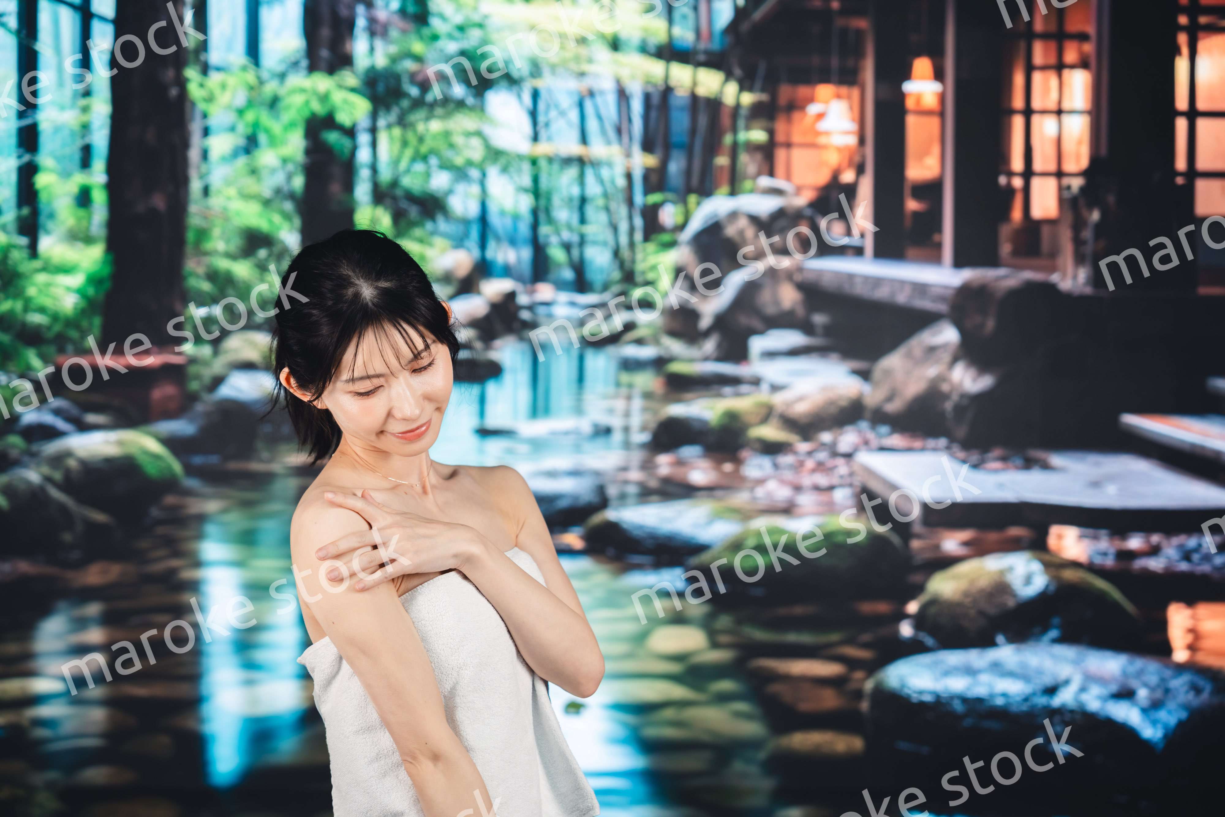 温泉でリラックスする若い女性