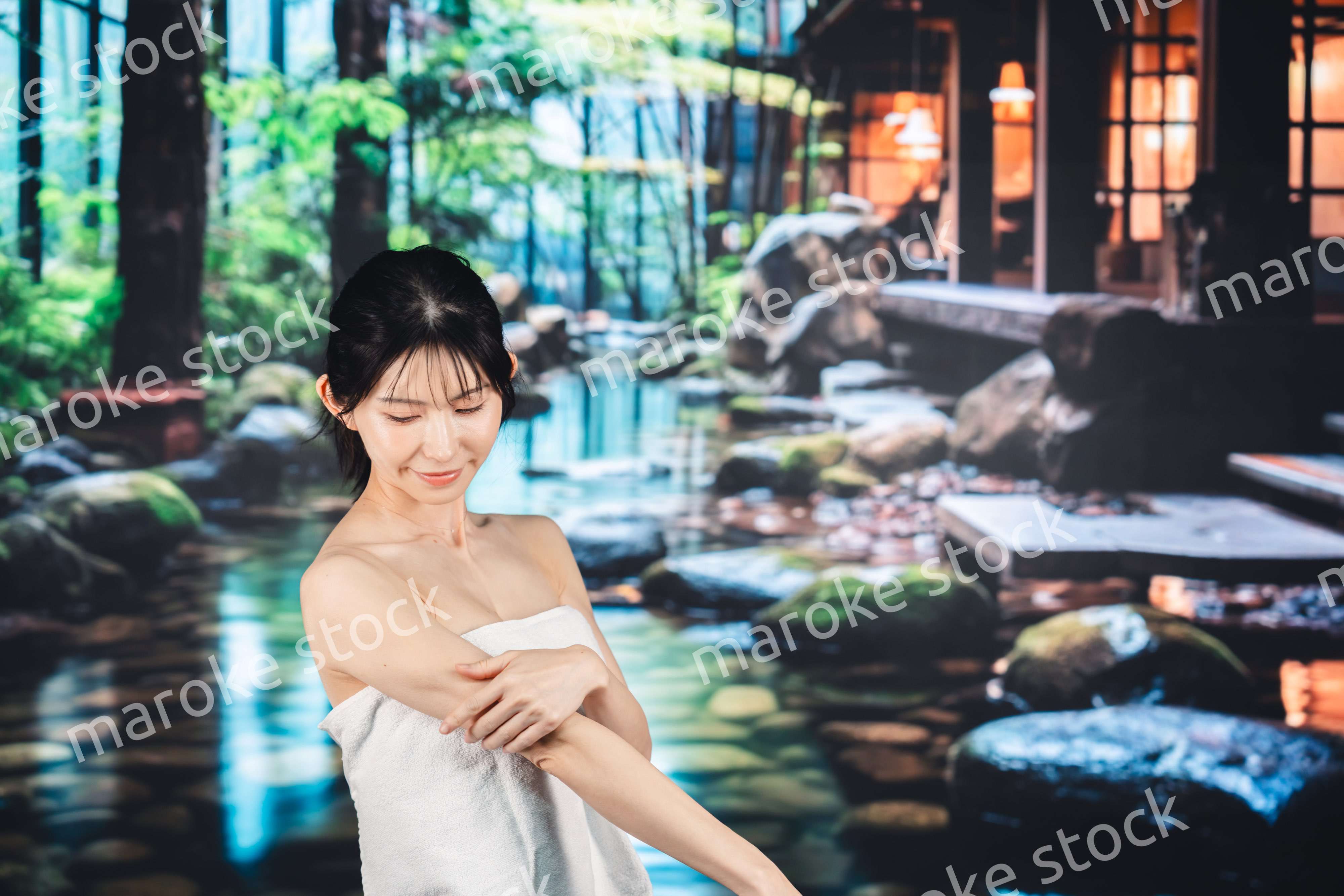 温泉でリラックスする若い女性