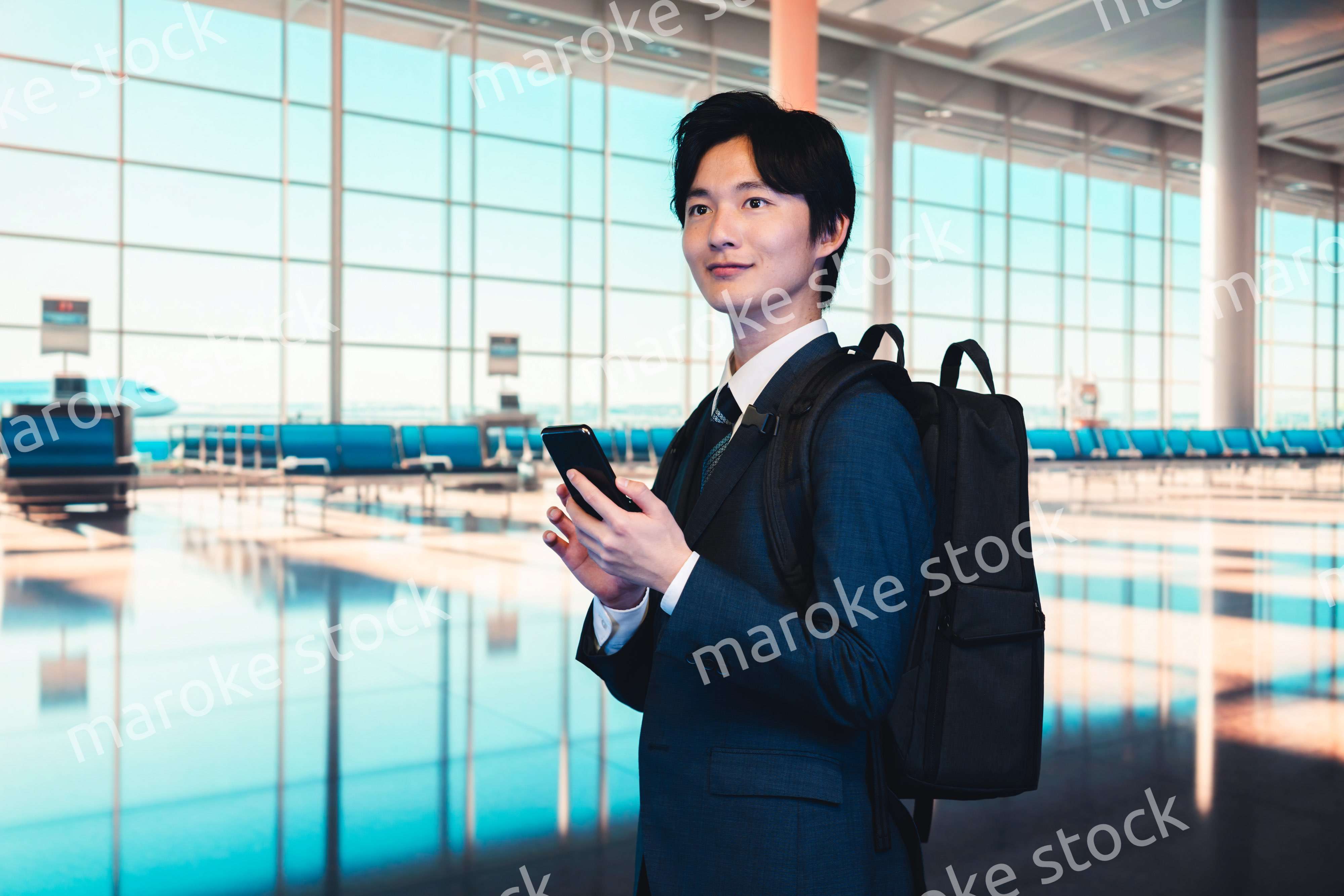 空港の中を歩くビジネスマン