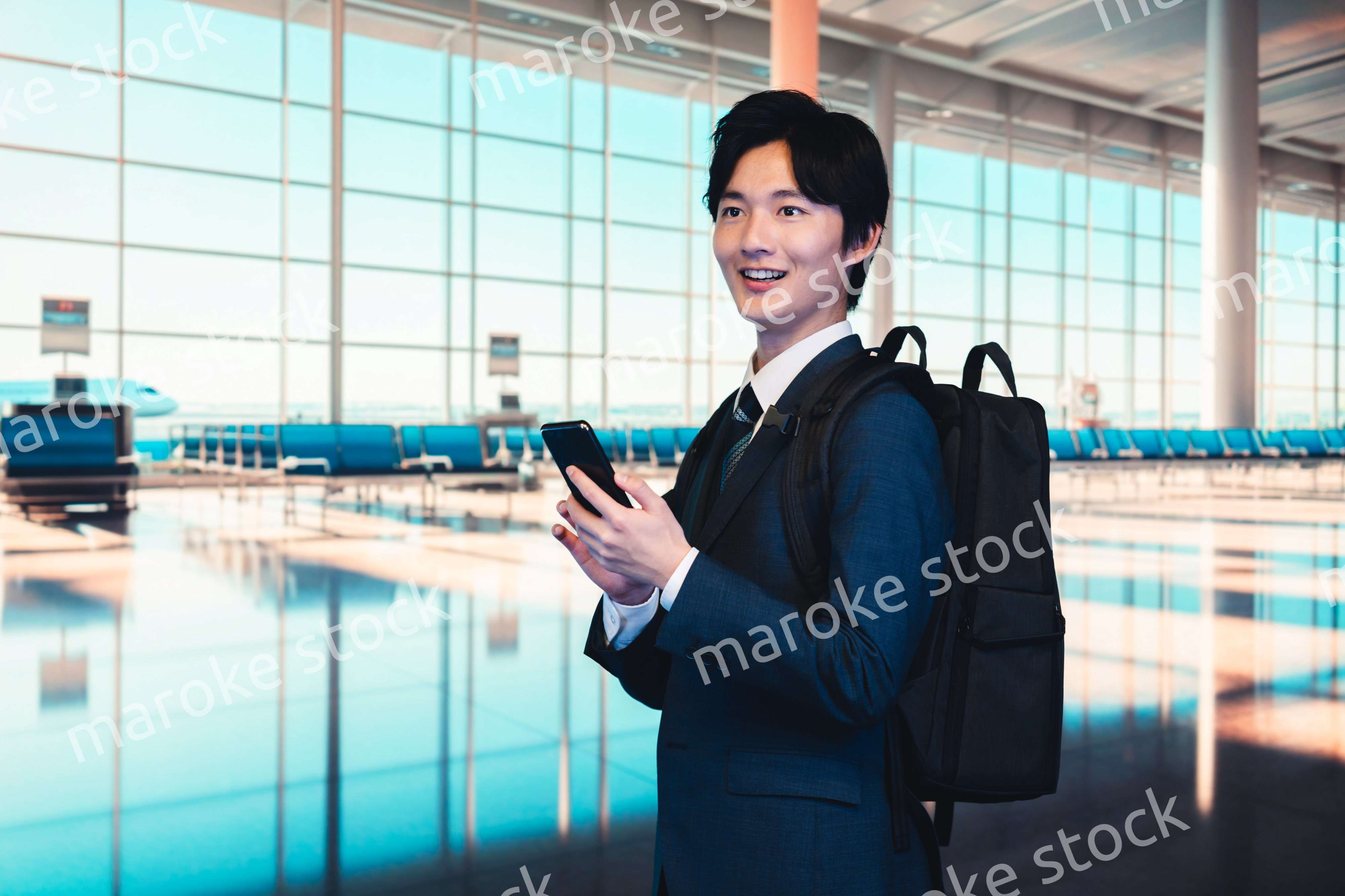 空港の中を歩くビジネスマン