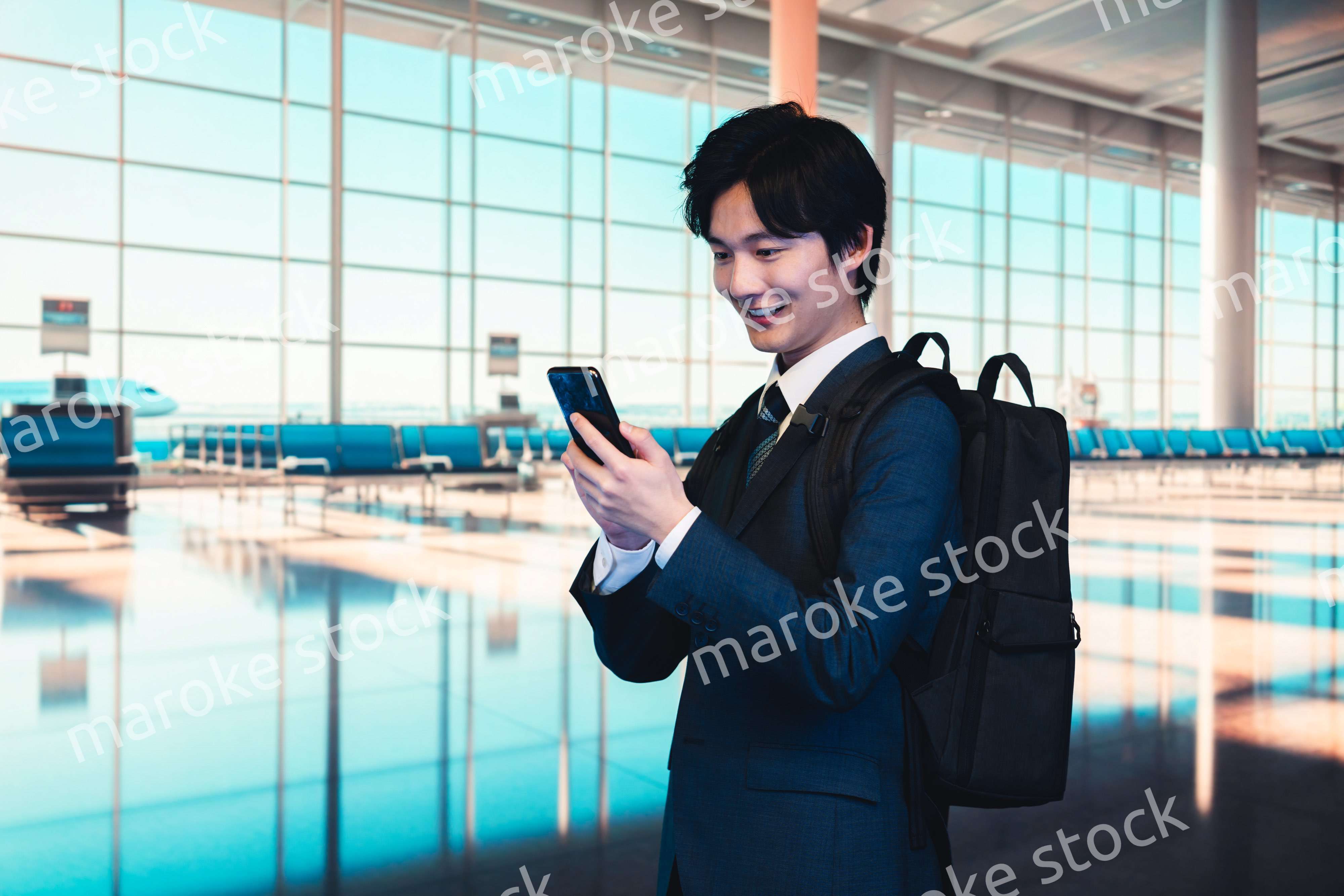 空港の中を歩くビジネスマン