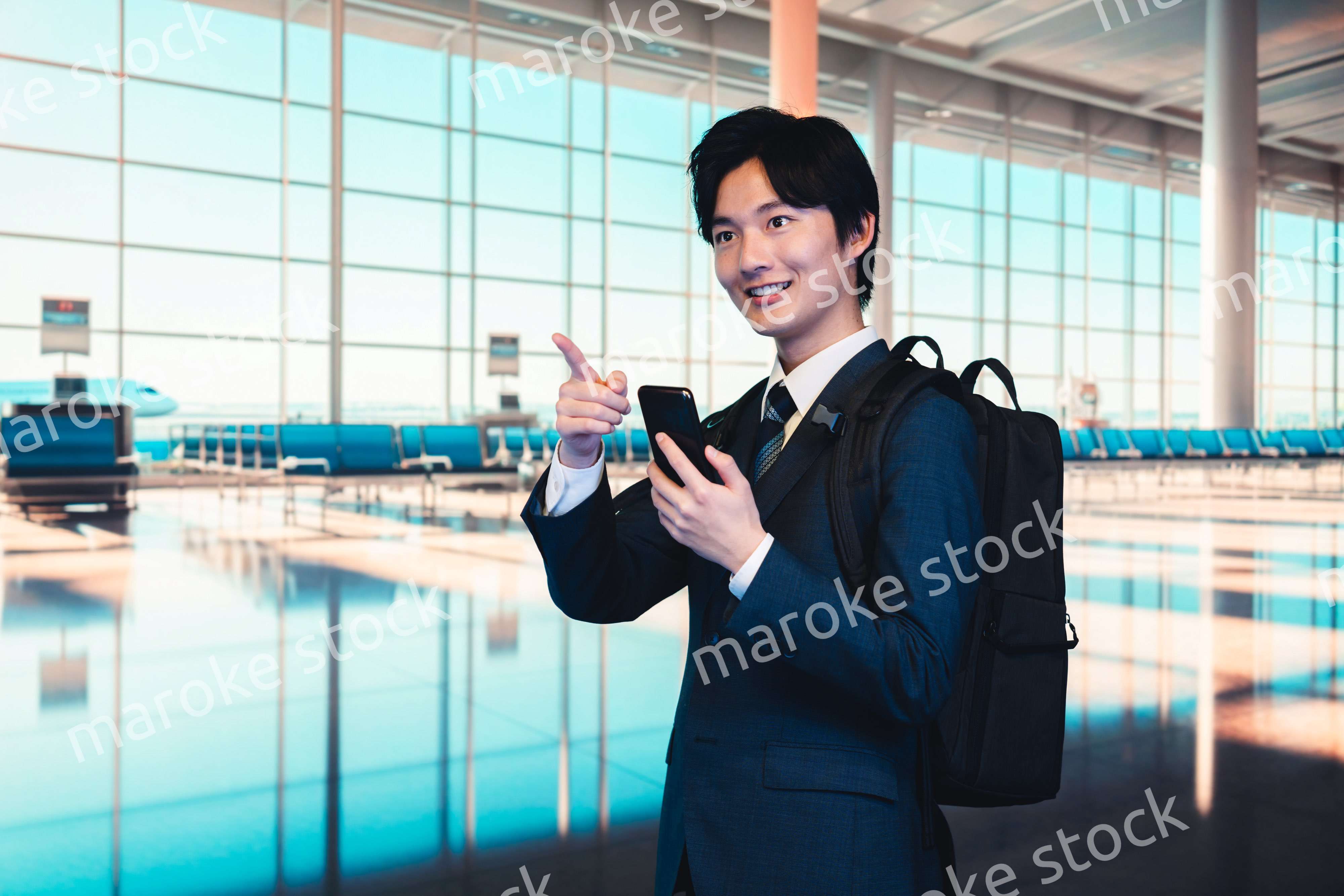 空港の中を歩くビジネスマン