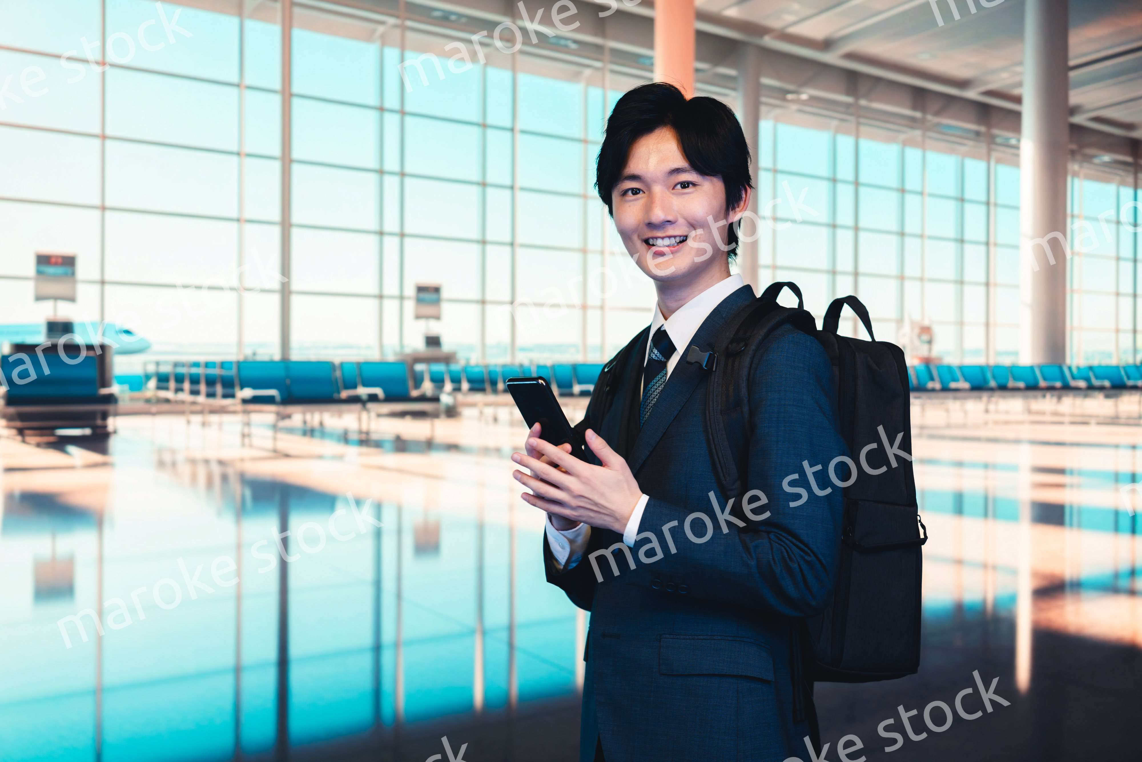 空港の中を歩くビジネスマン