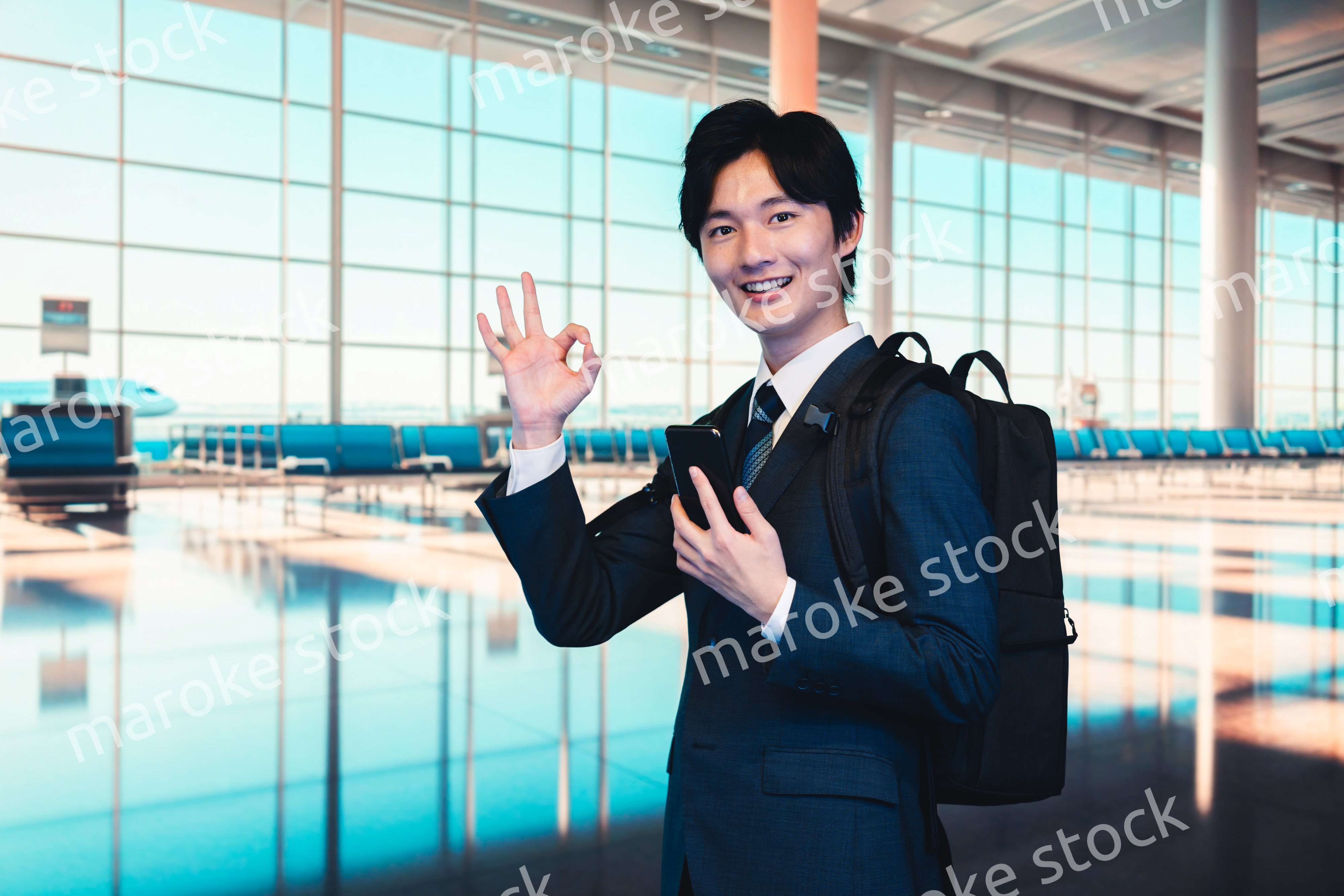 空港の中を歩くビジネスマン