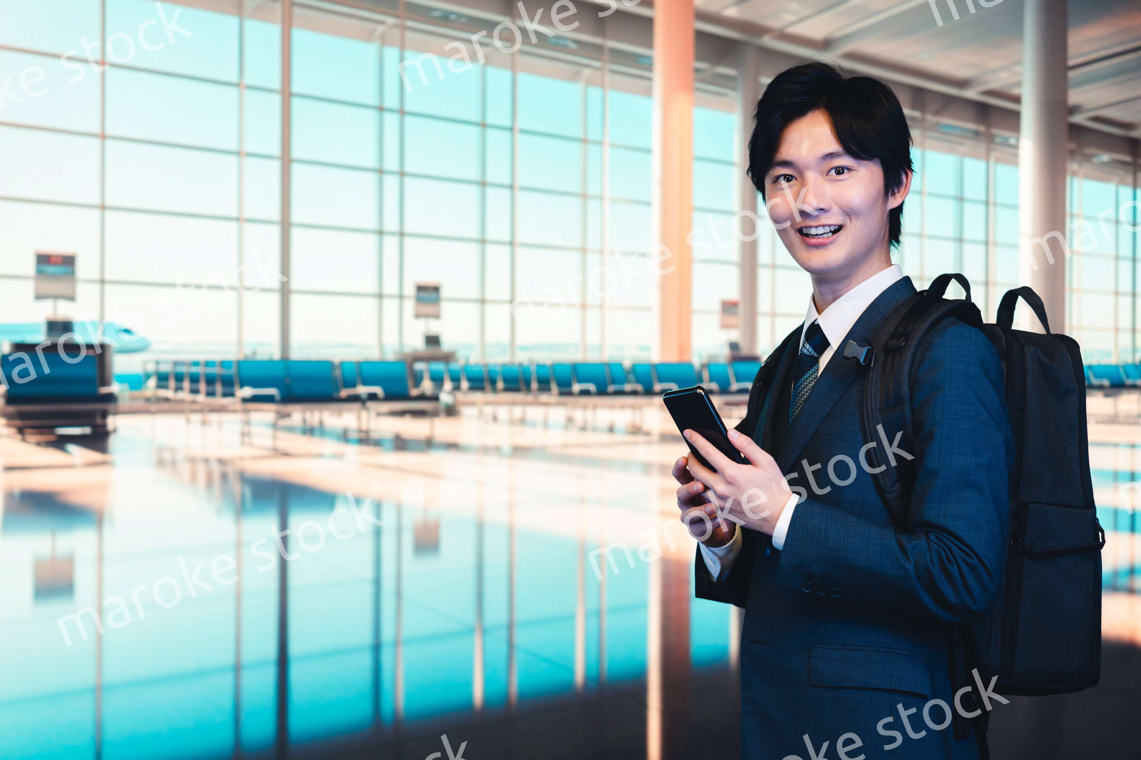 空港の中を歩くビジネスマン