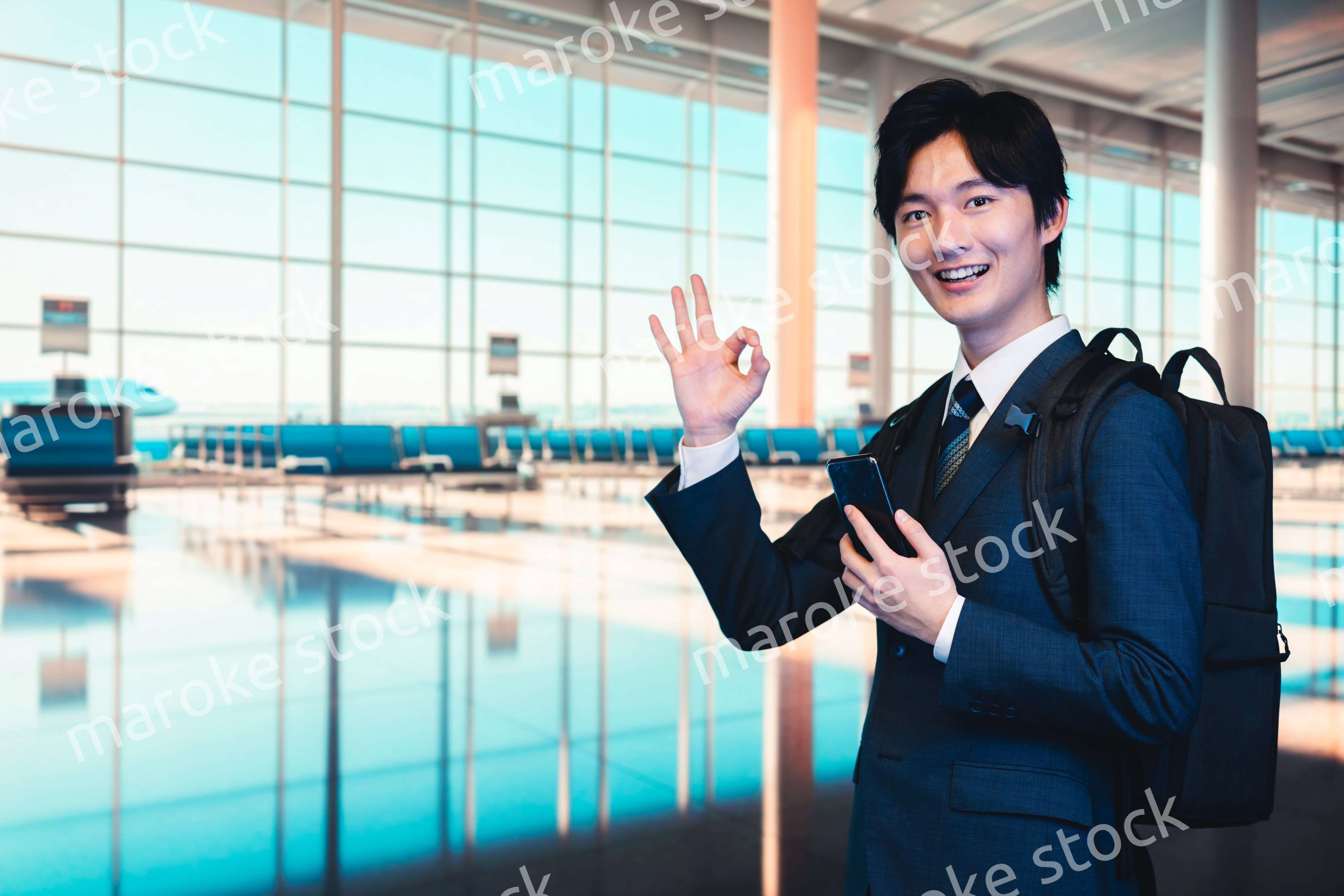 空港の中を歩くビジネスマン