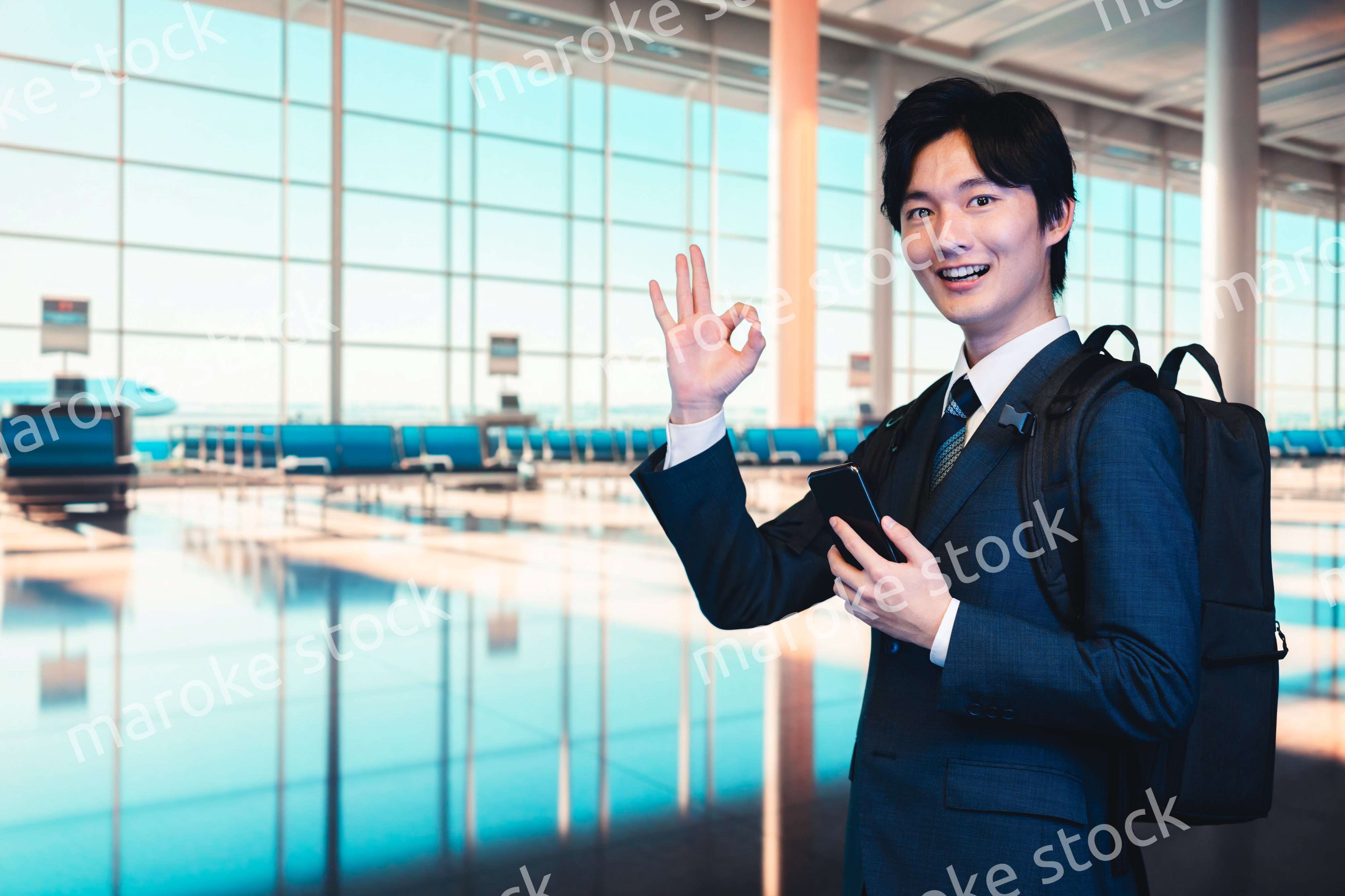 空港の中を歩くビジネスマン