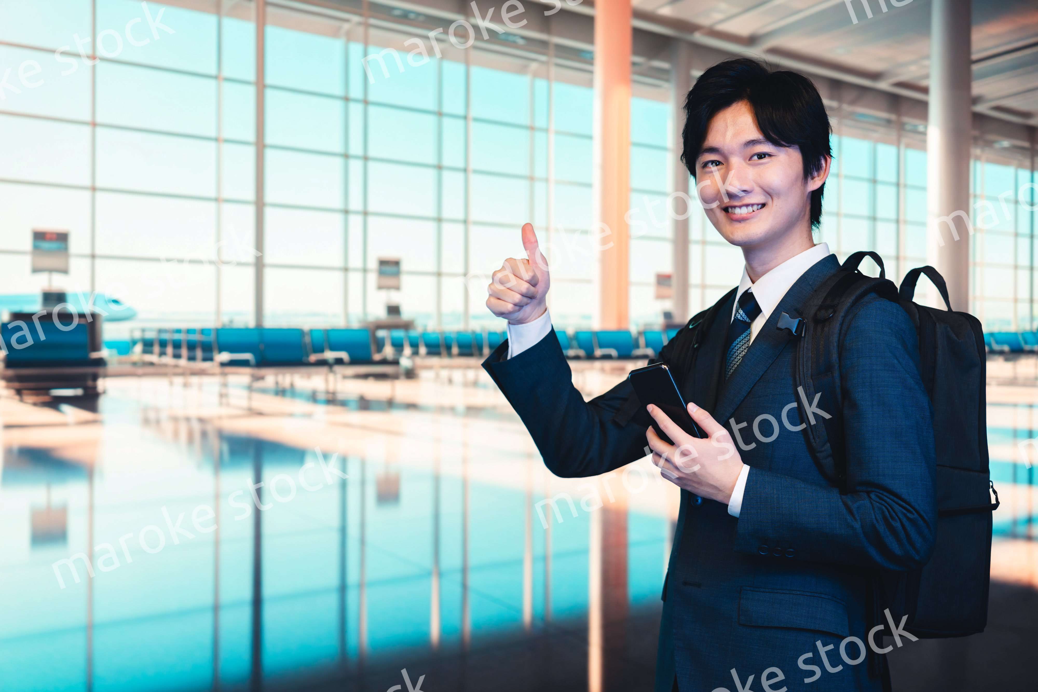 空港の中を歩くビジネスマン