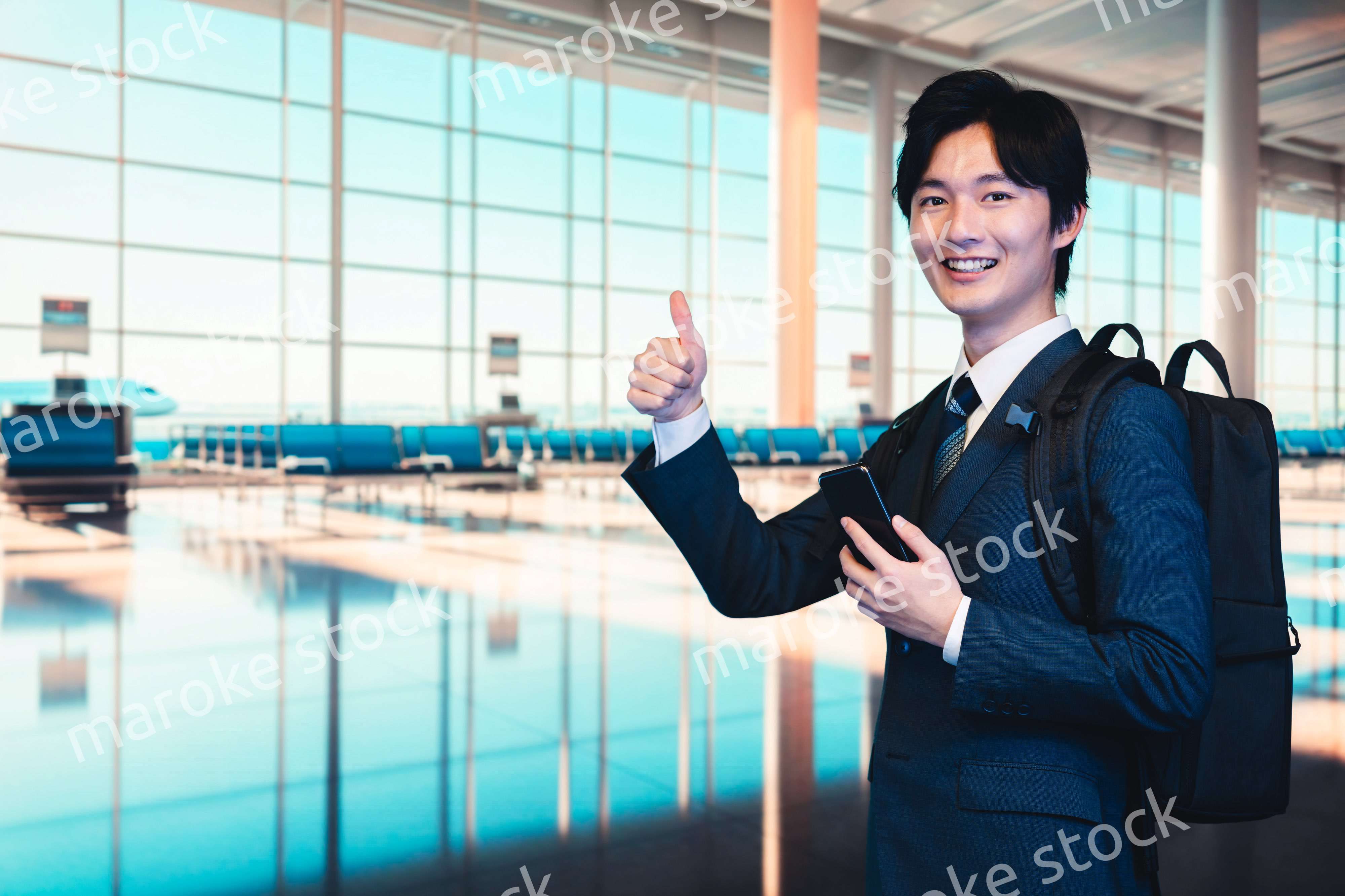 空港の中を歩くビジネスマン