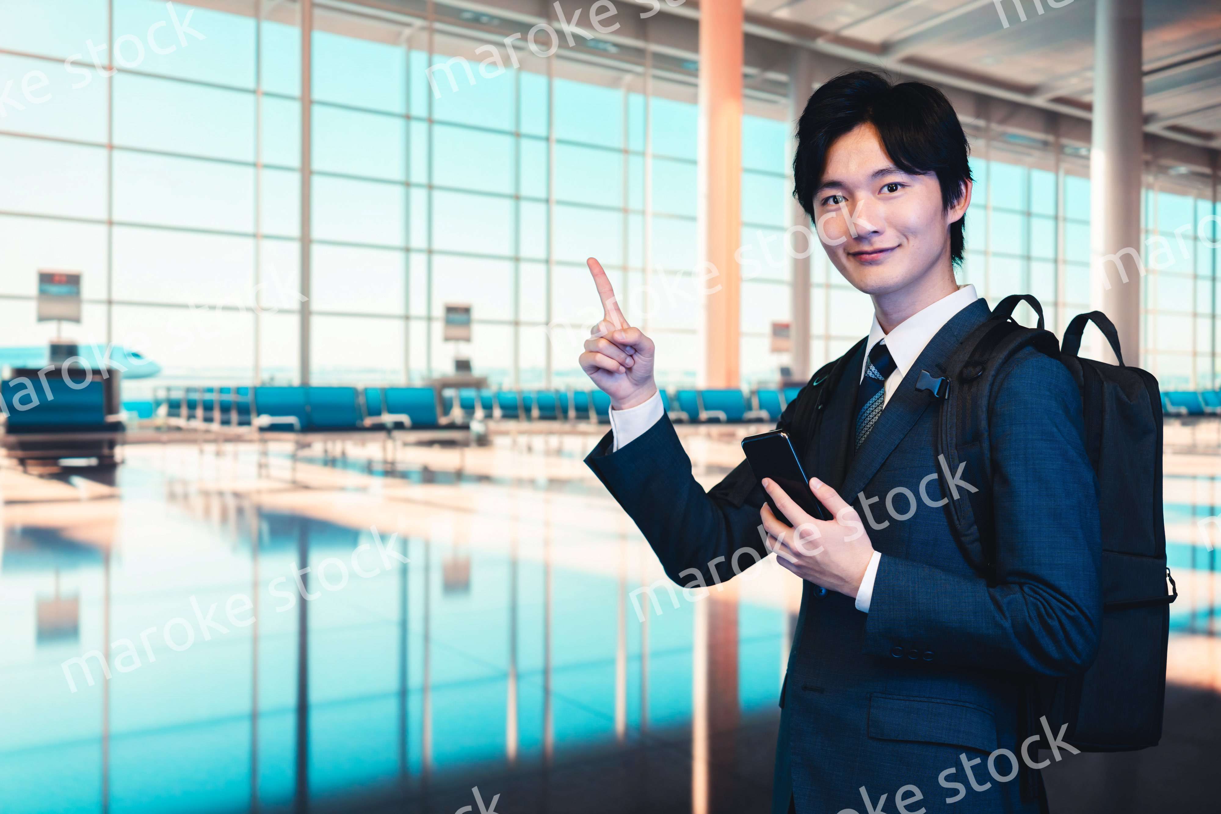 空港の中を歩くビジネスマン