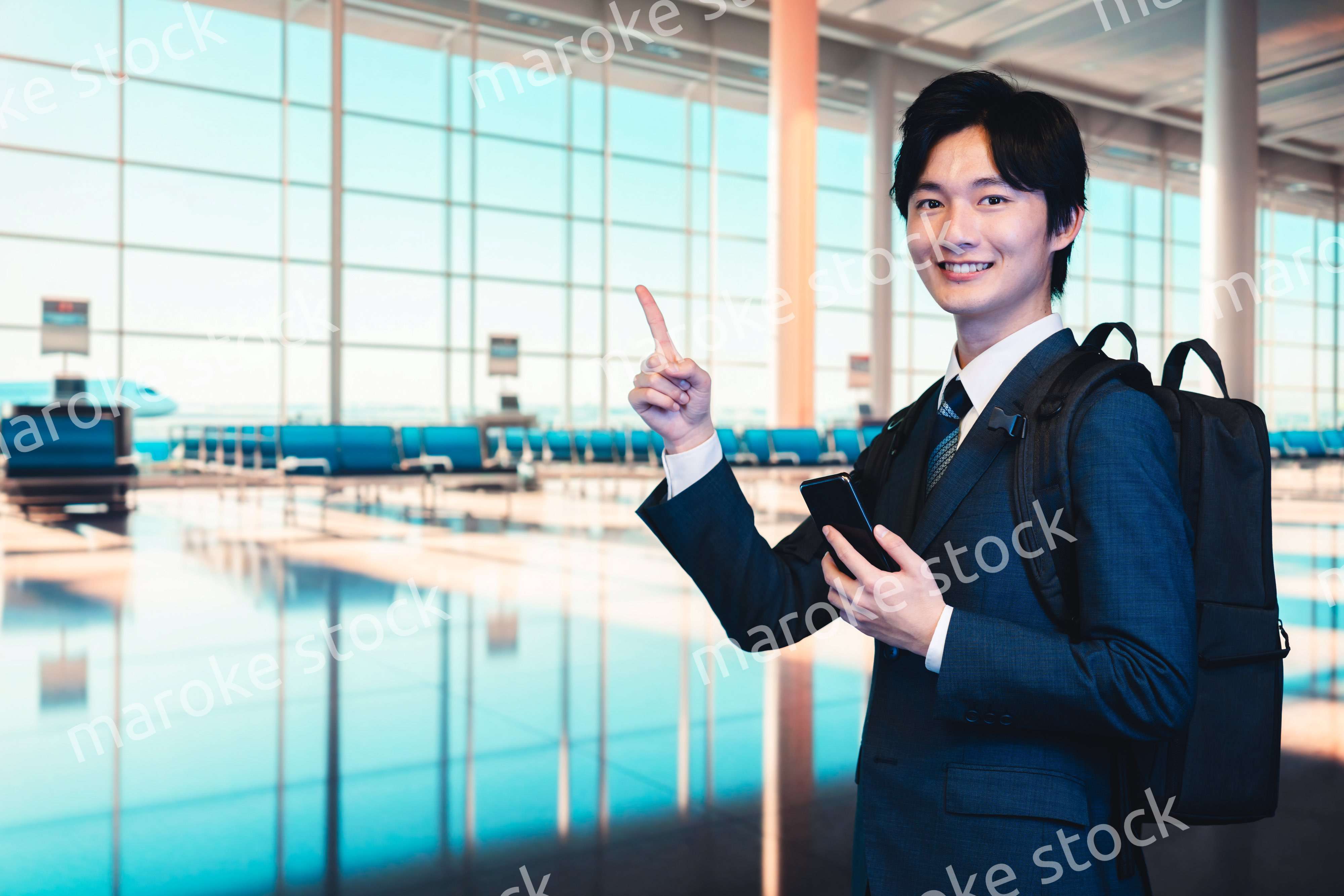 空港の中を歩くビジネスマン