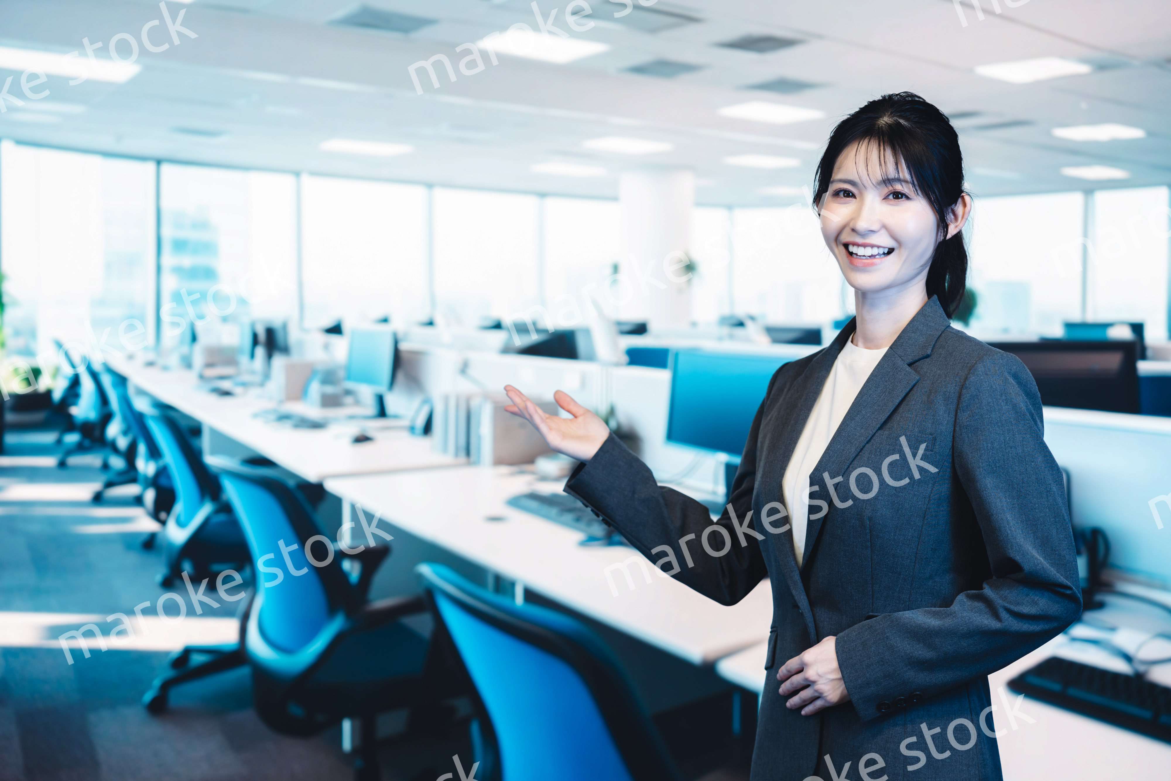 オフィスで働く若い女性