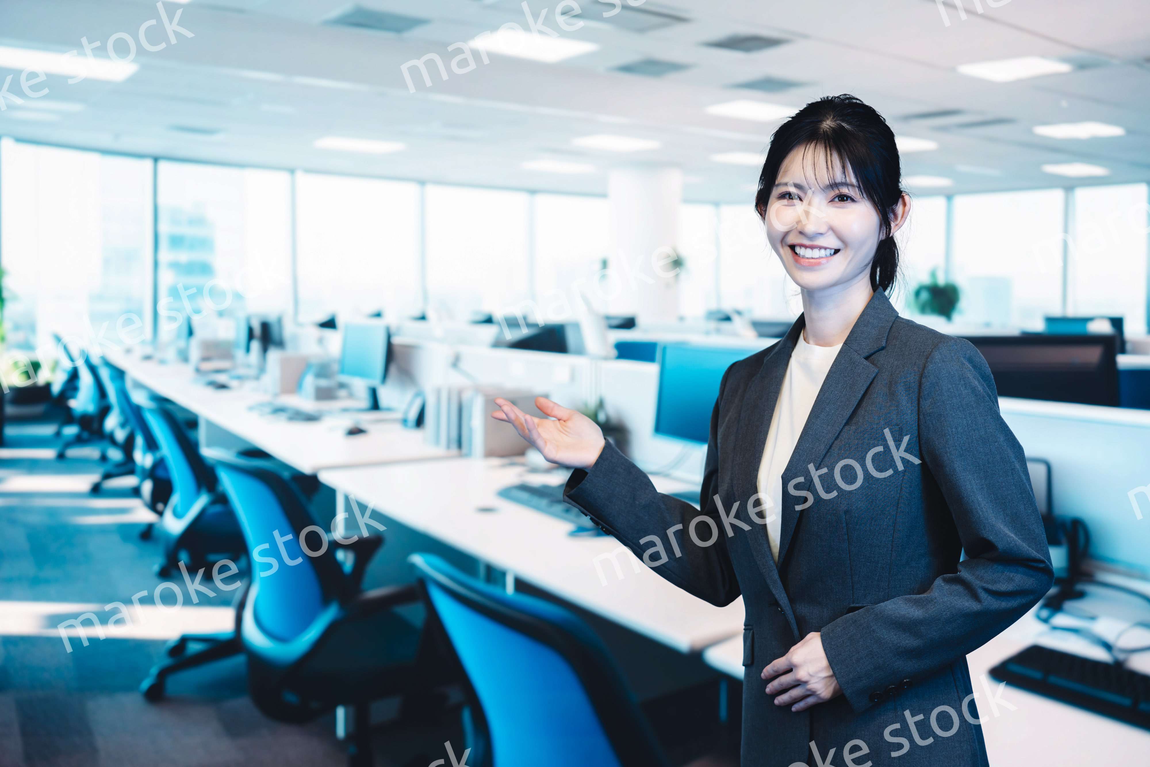 オフィスで働く若い女性