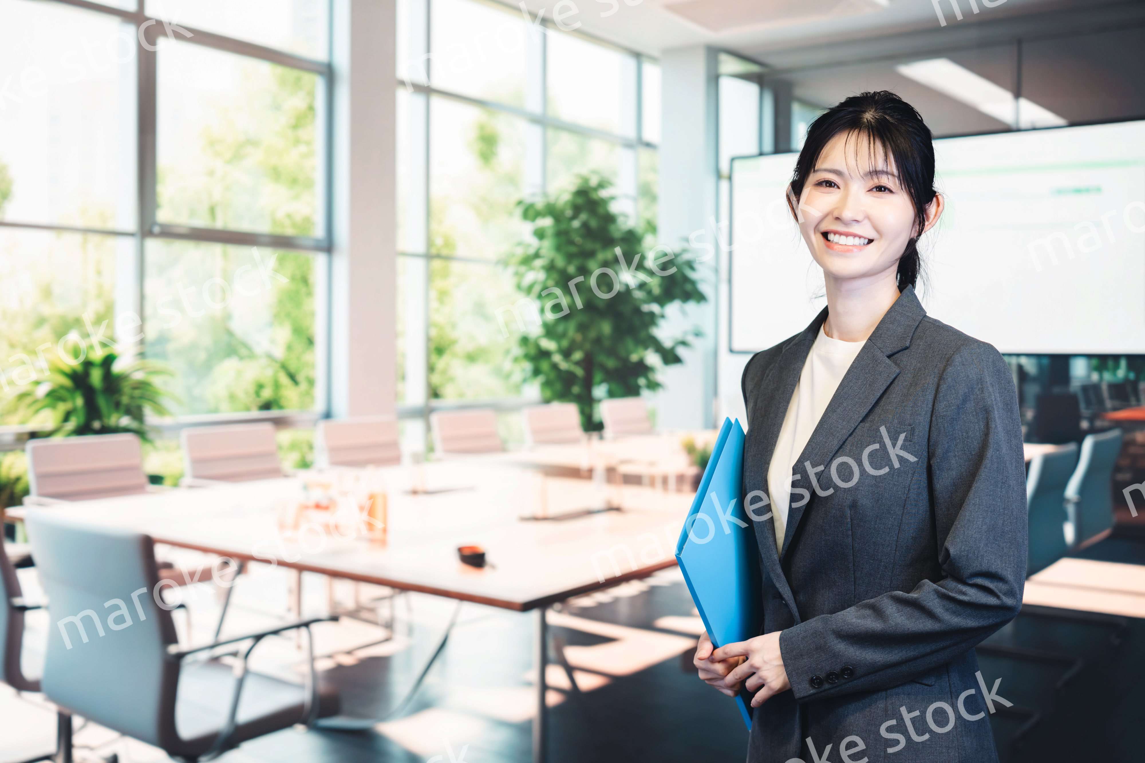 オフィスで働く若い女性