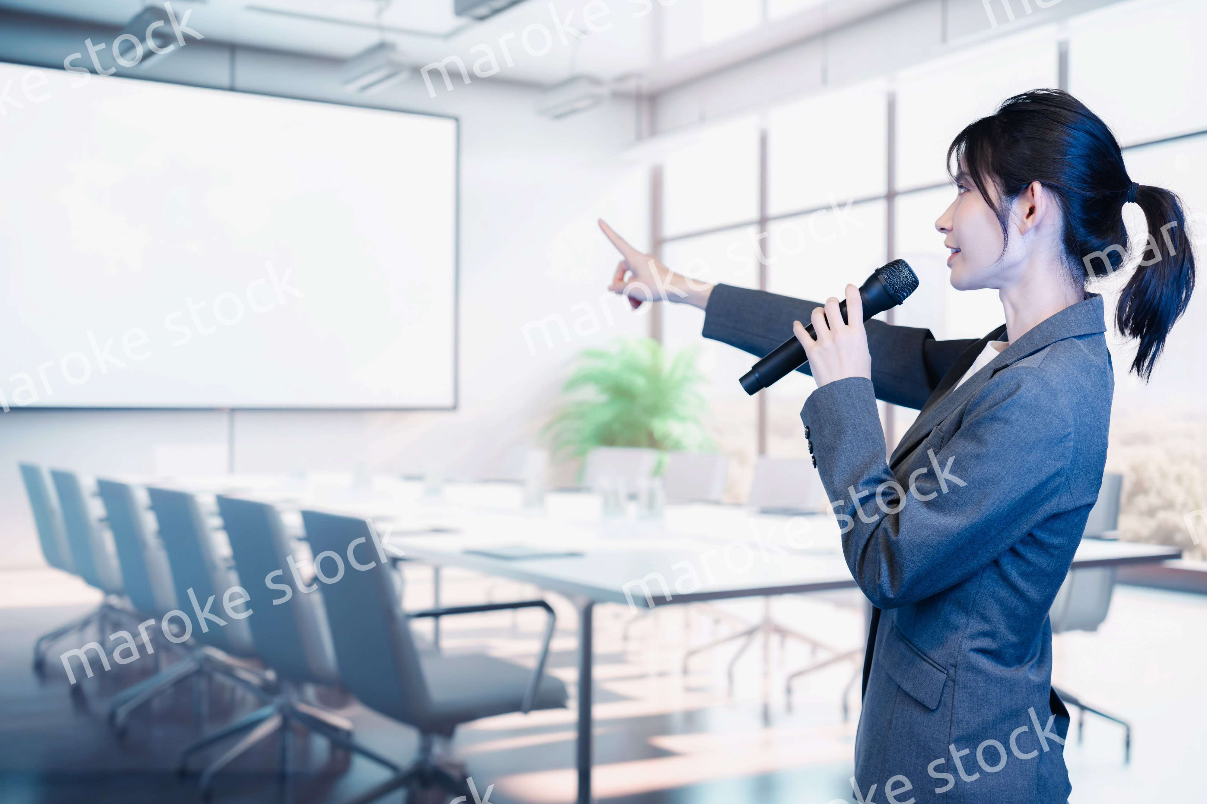 マイクで話すビジネスウーマン