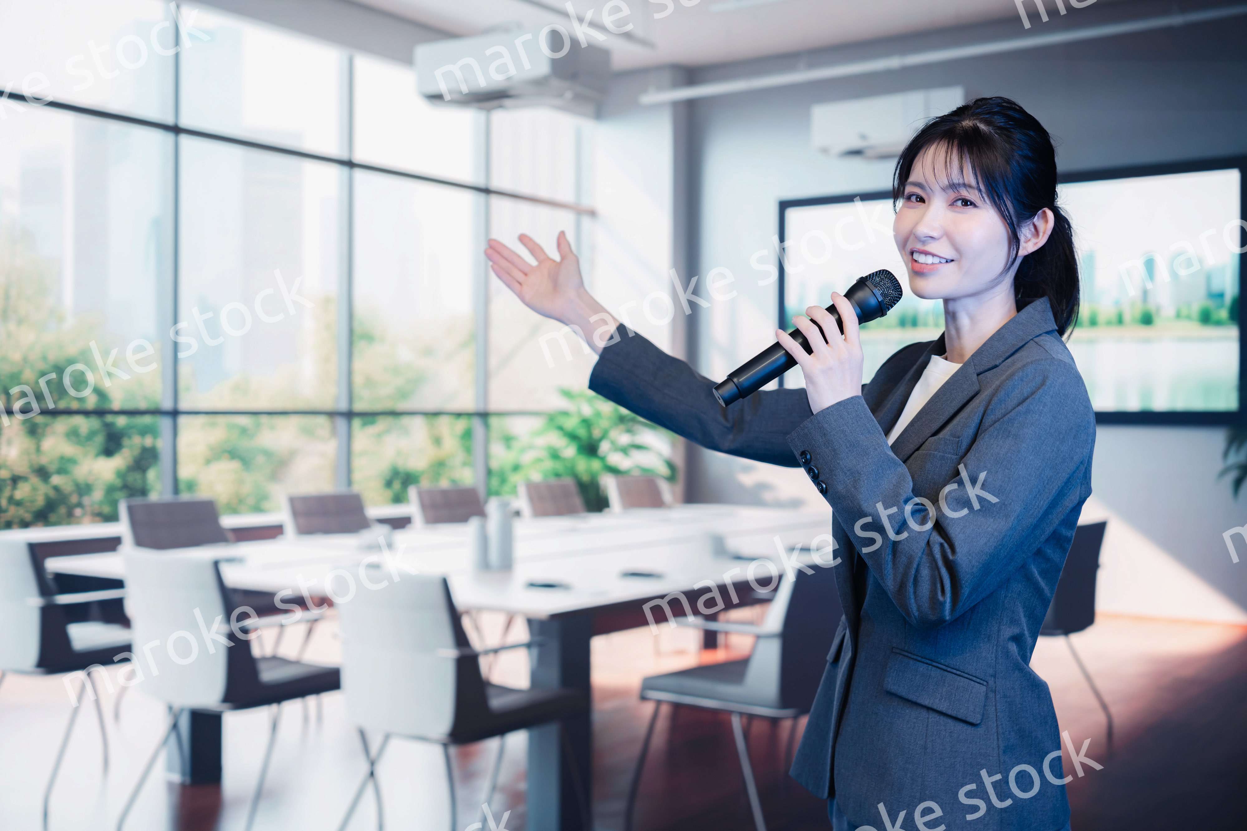 マイクで話すビジネスウーマン