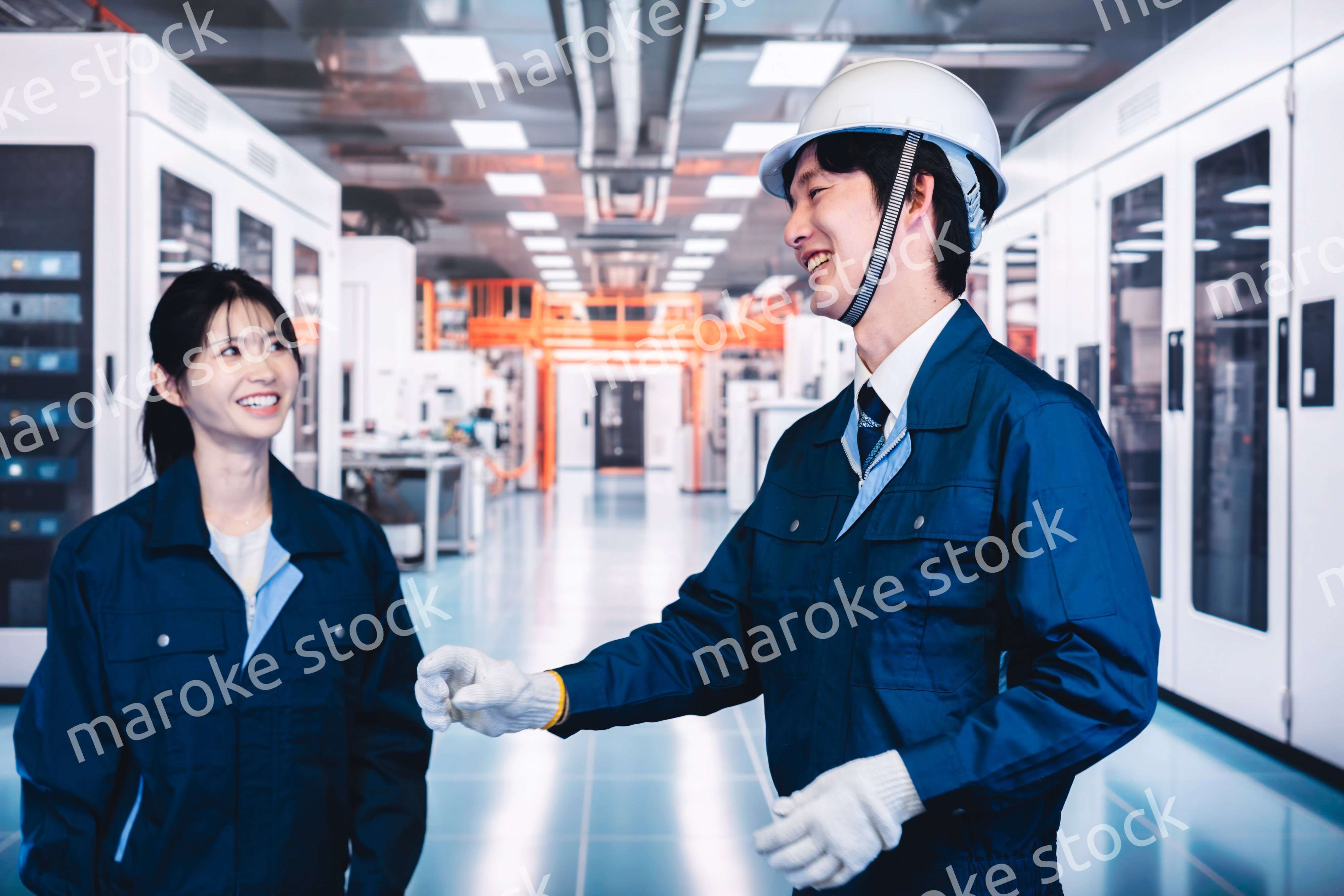 工場で楽しく働く男女の作業員
